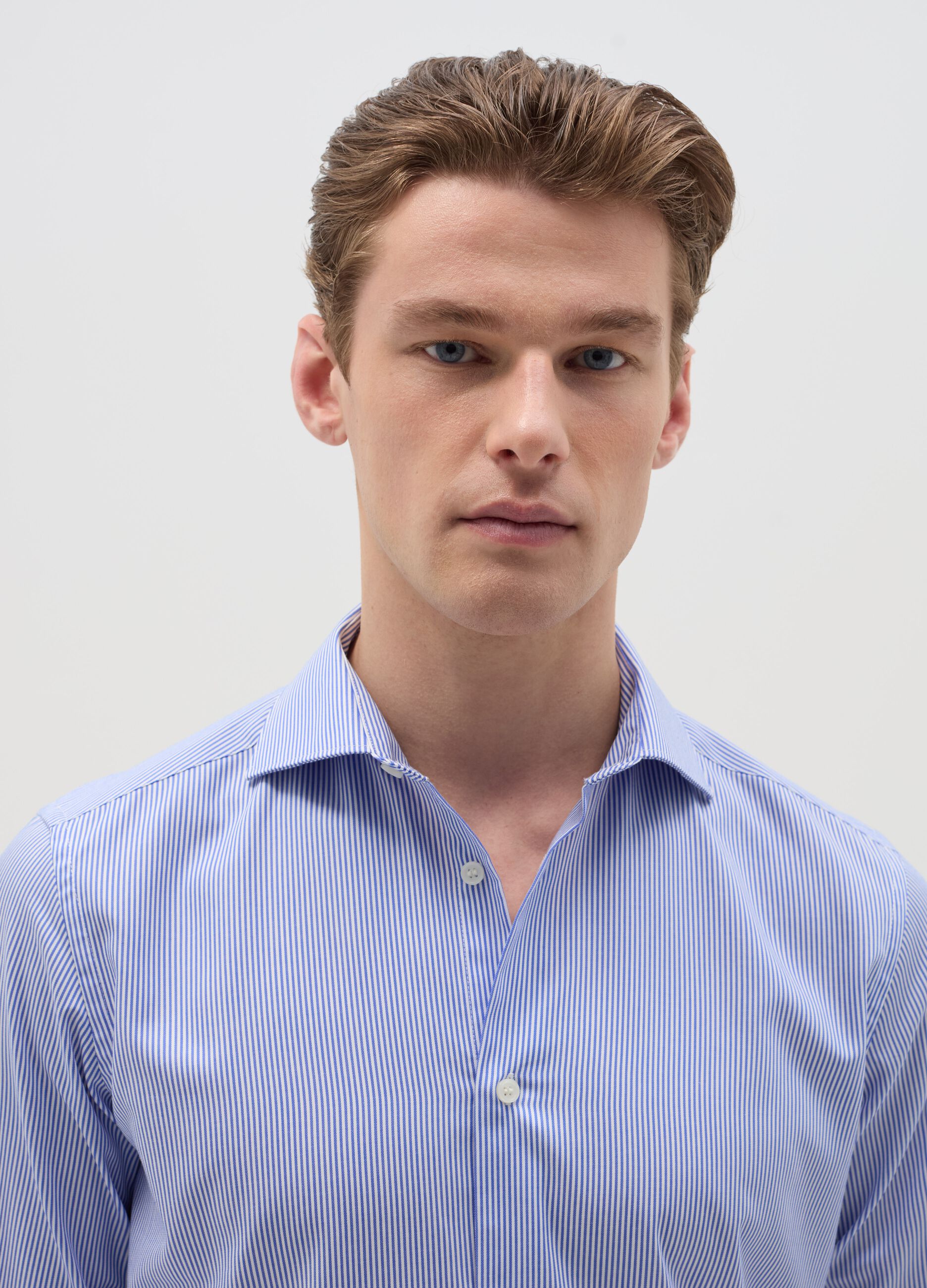 Slim-fit easy-iron shirt with thin stripes