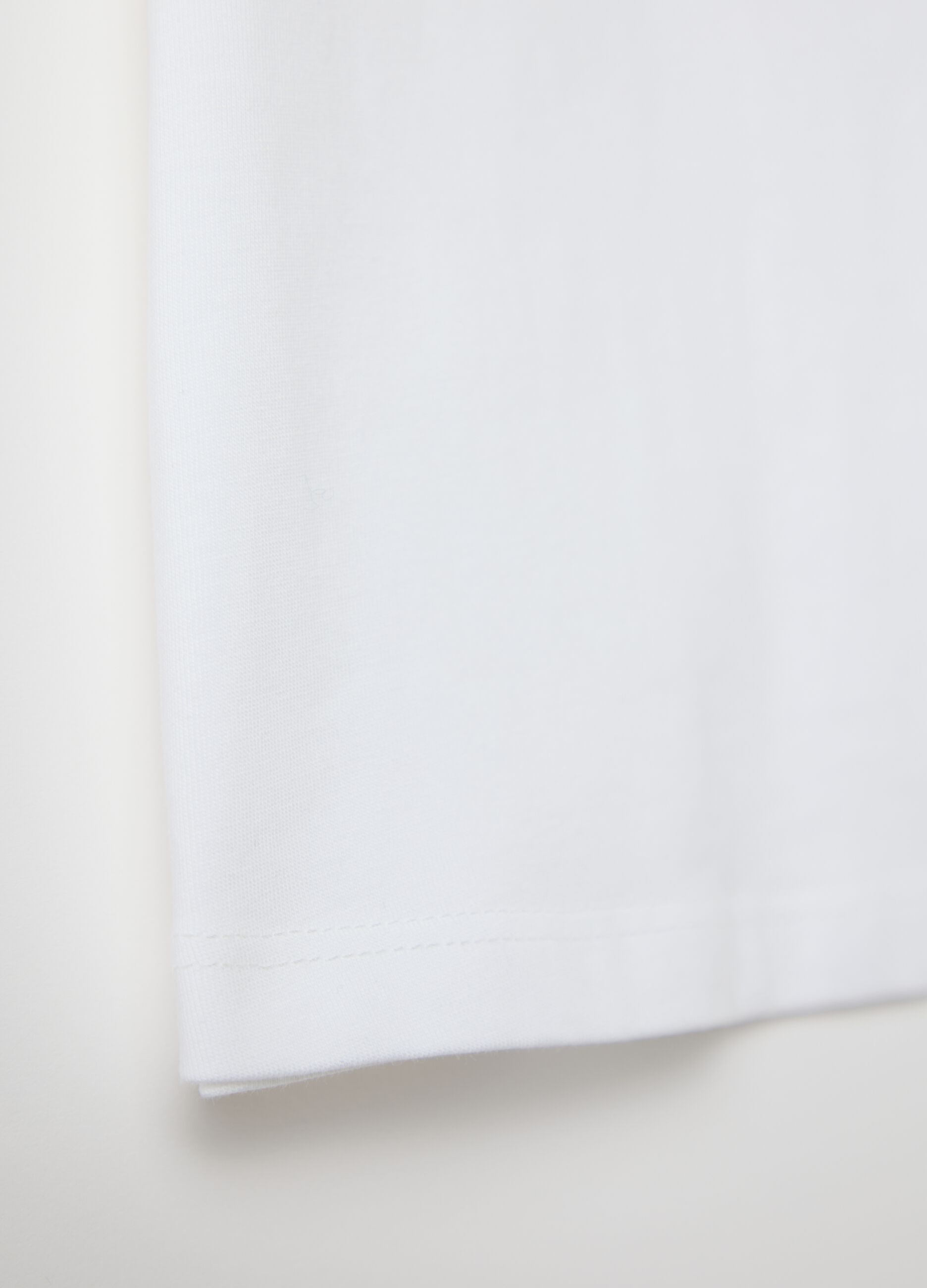 White T-shirt in cotton with diamantés