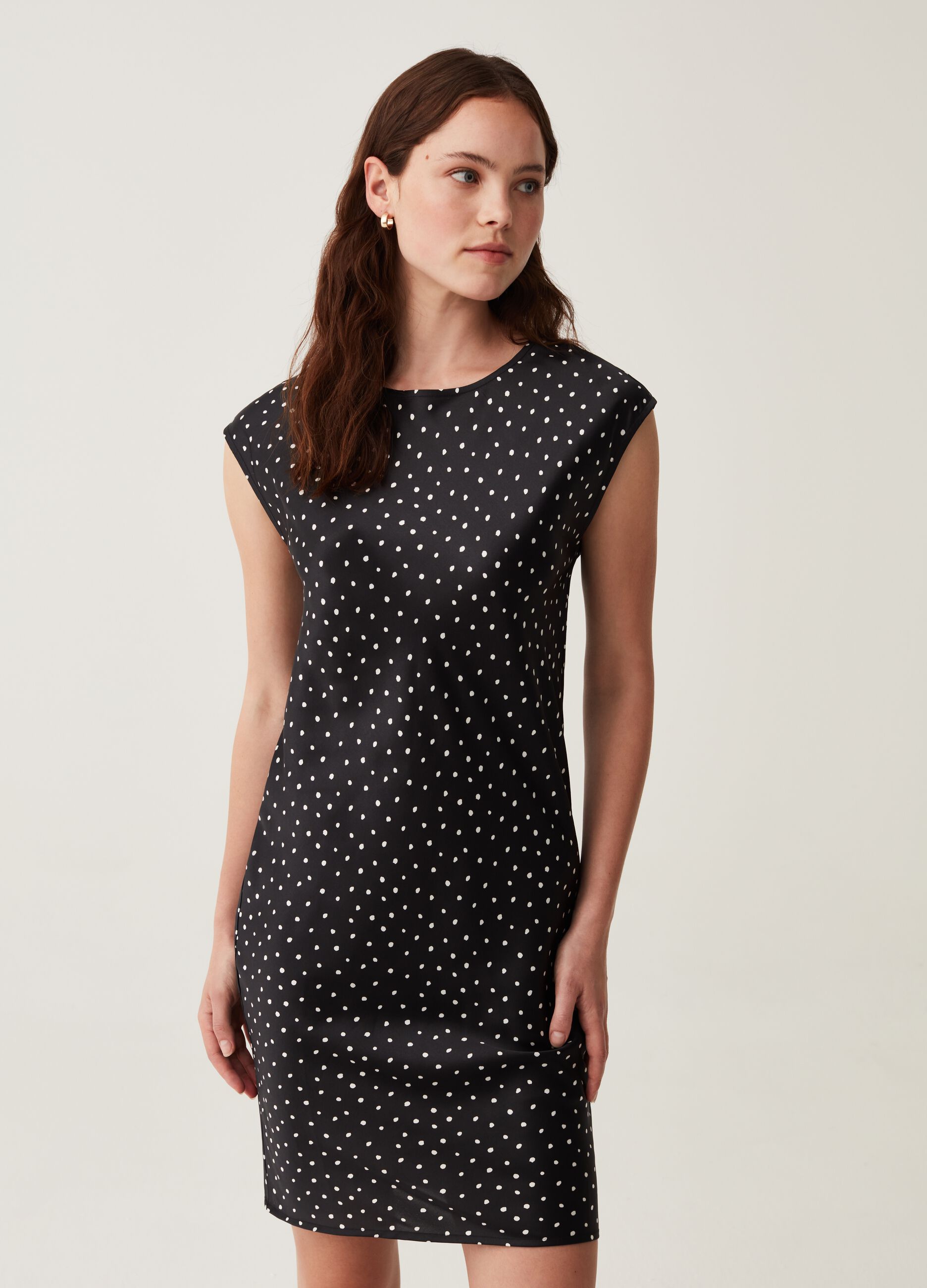 Abito corto in satin a pois_1