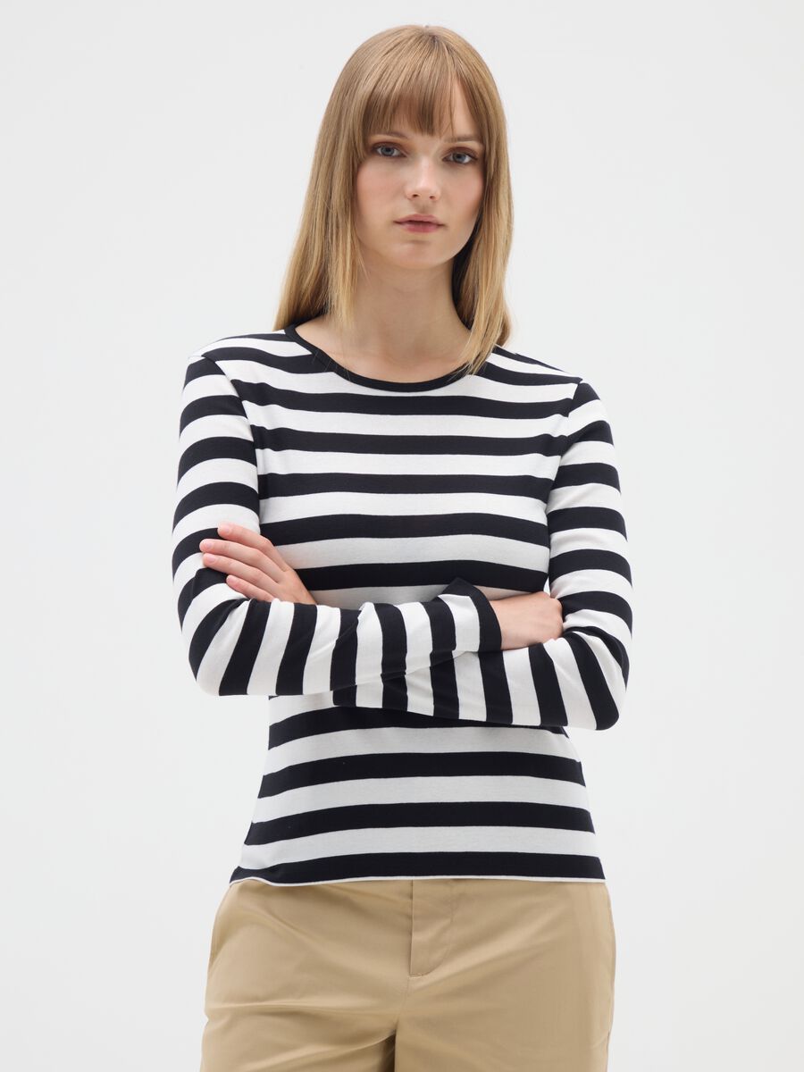 Long Sleeve White and Black Striped T-Shirt_0