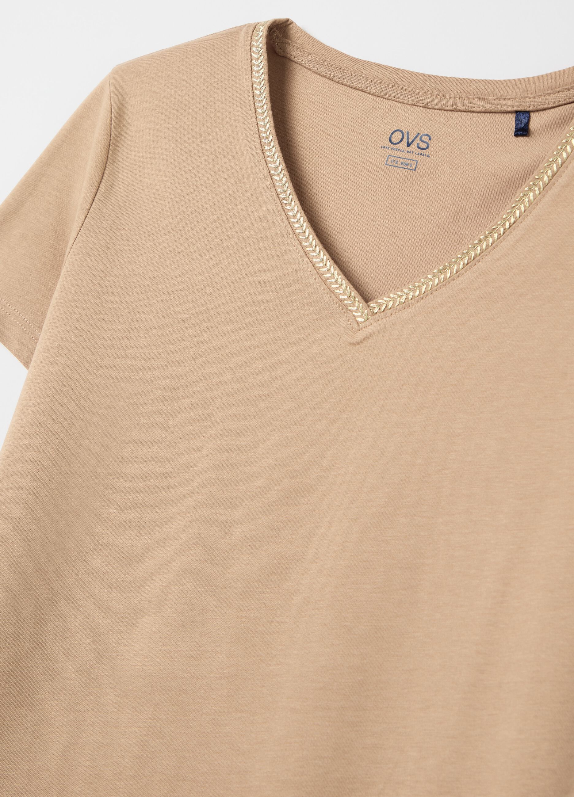 T-shirt with V neck and application