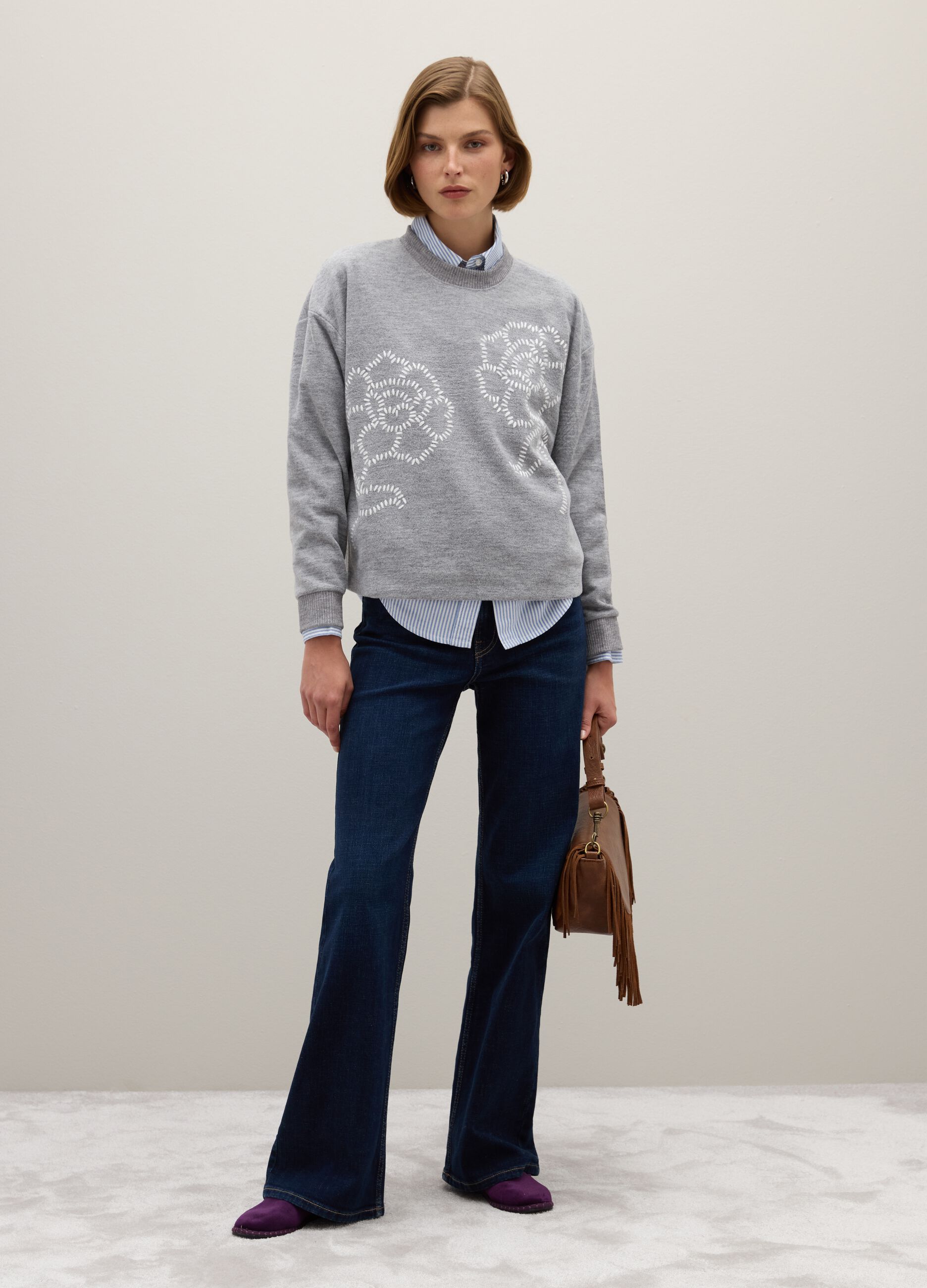 Maglia grigia regular fit con dettagli floreali