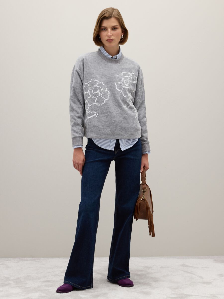 Maglia grigia regular fit con dettagli floreali_1