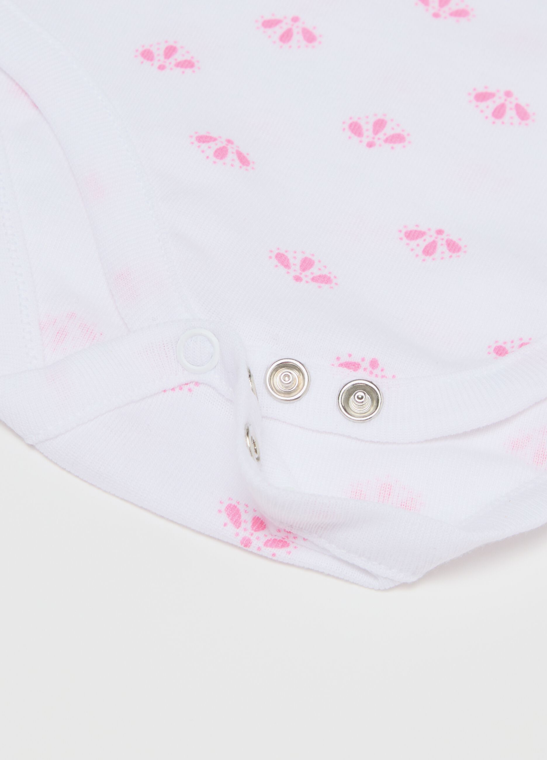 Three-pack white and pink bodysuits in organic cotton with cap sleeves