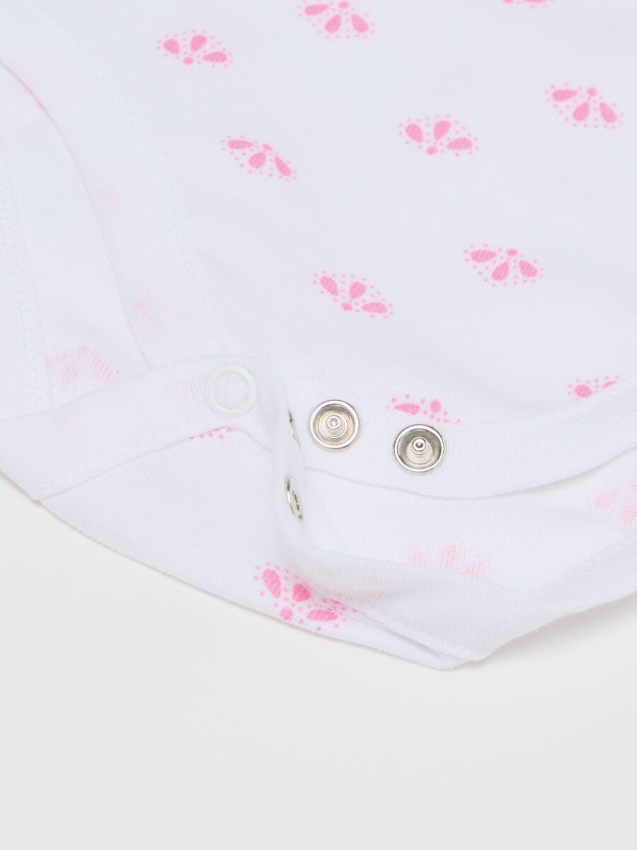 Three-pack white and pink bodysuits in organic cotton with cap sleeves_3