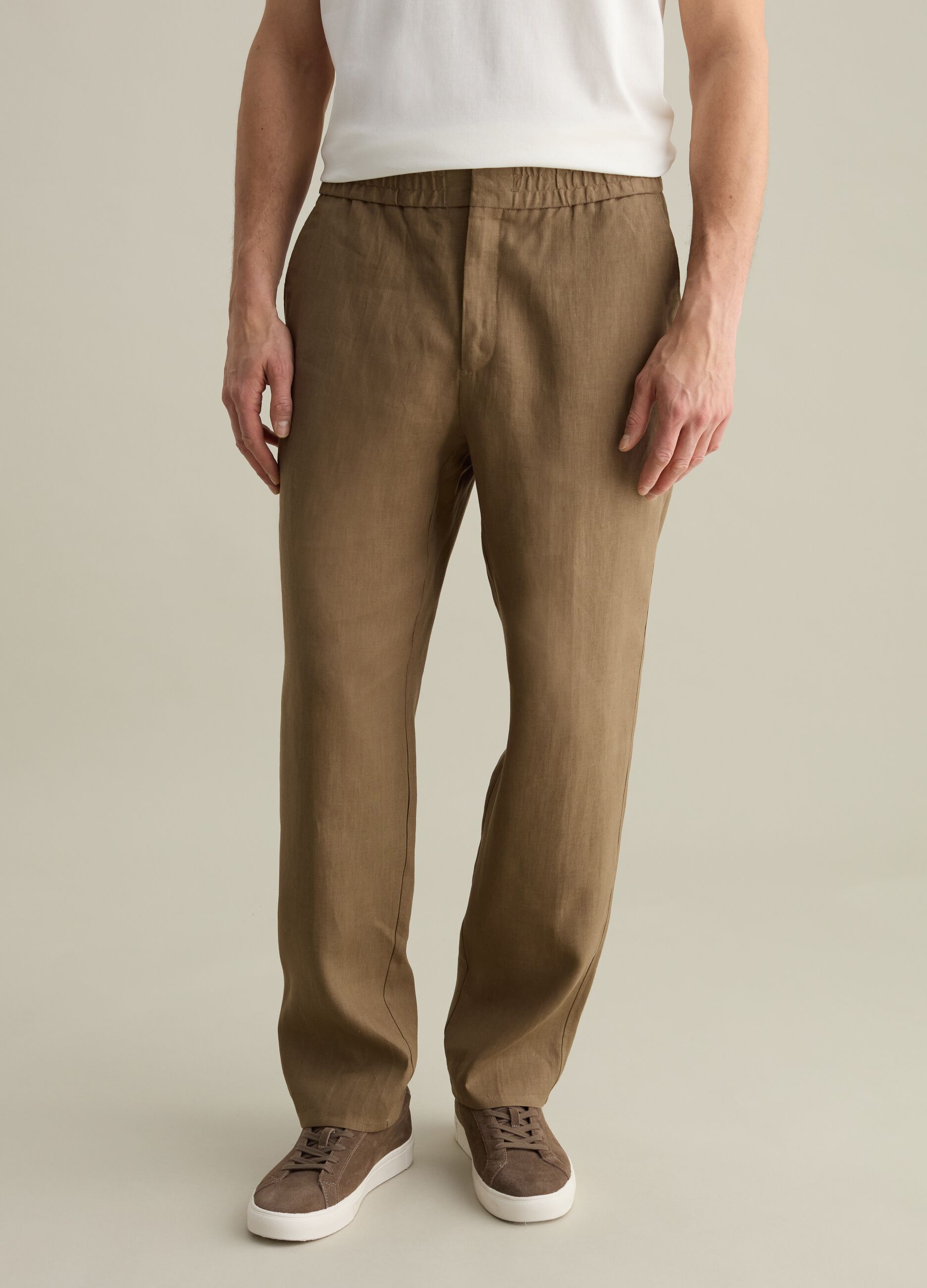 Contemporary trousers in linen