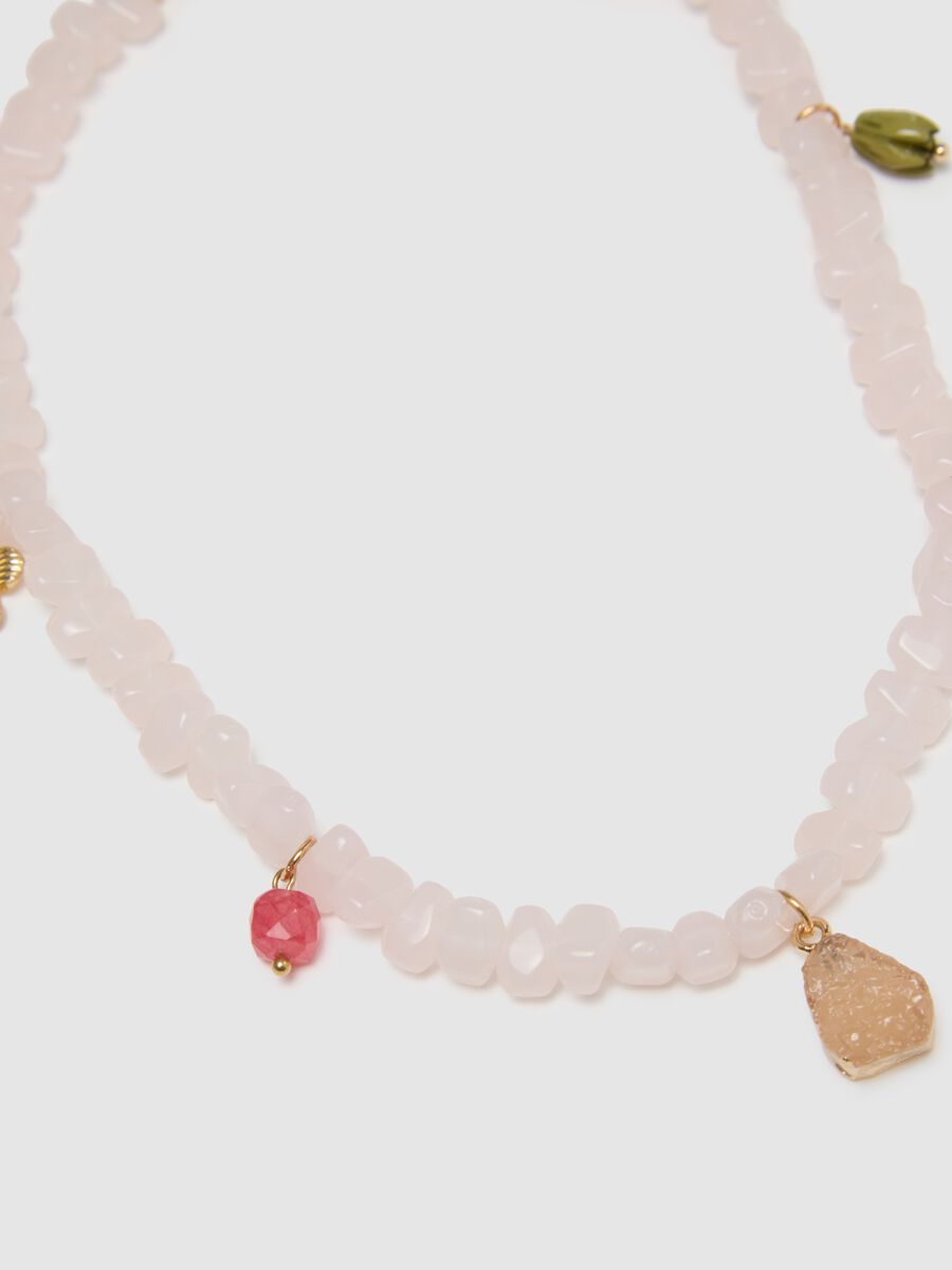 Collana in vetro rosa con ciondoli_2