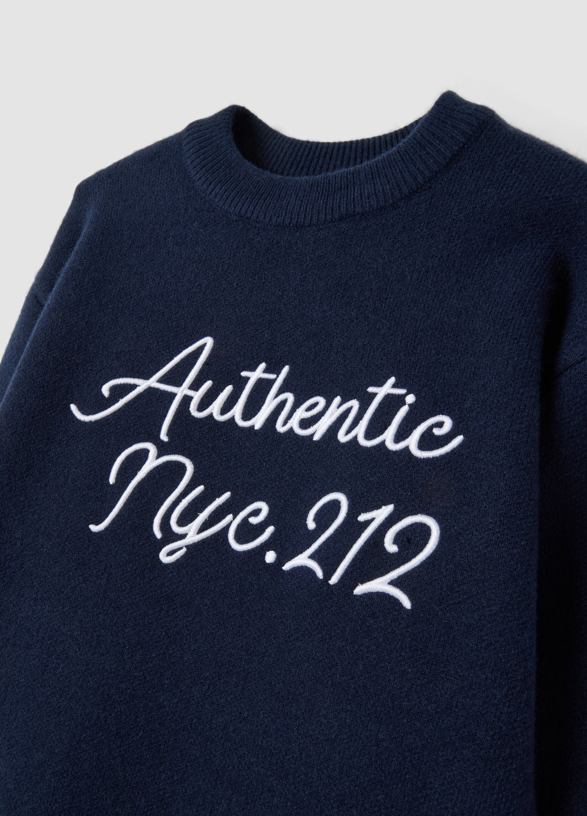 Maglione blu navy girocollo con ricamo lettering