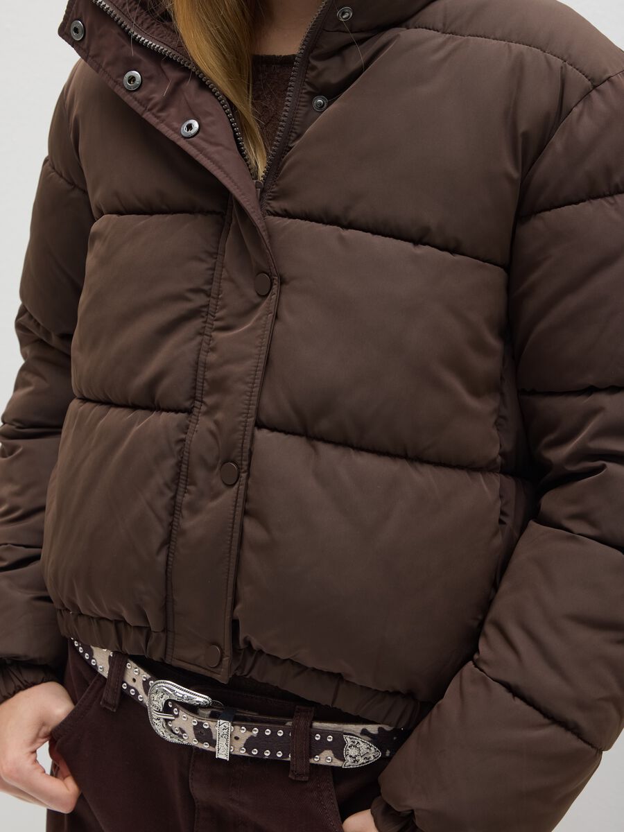 Giacca imbottita marrone vestibilità oversize_4