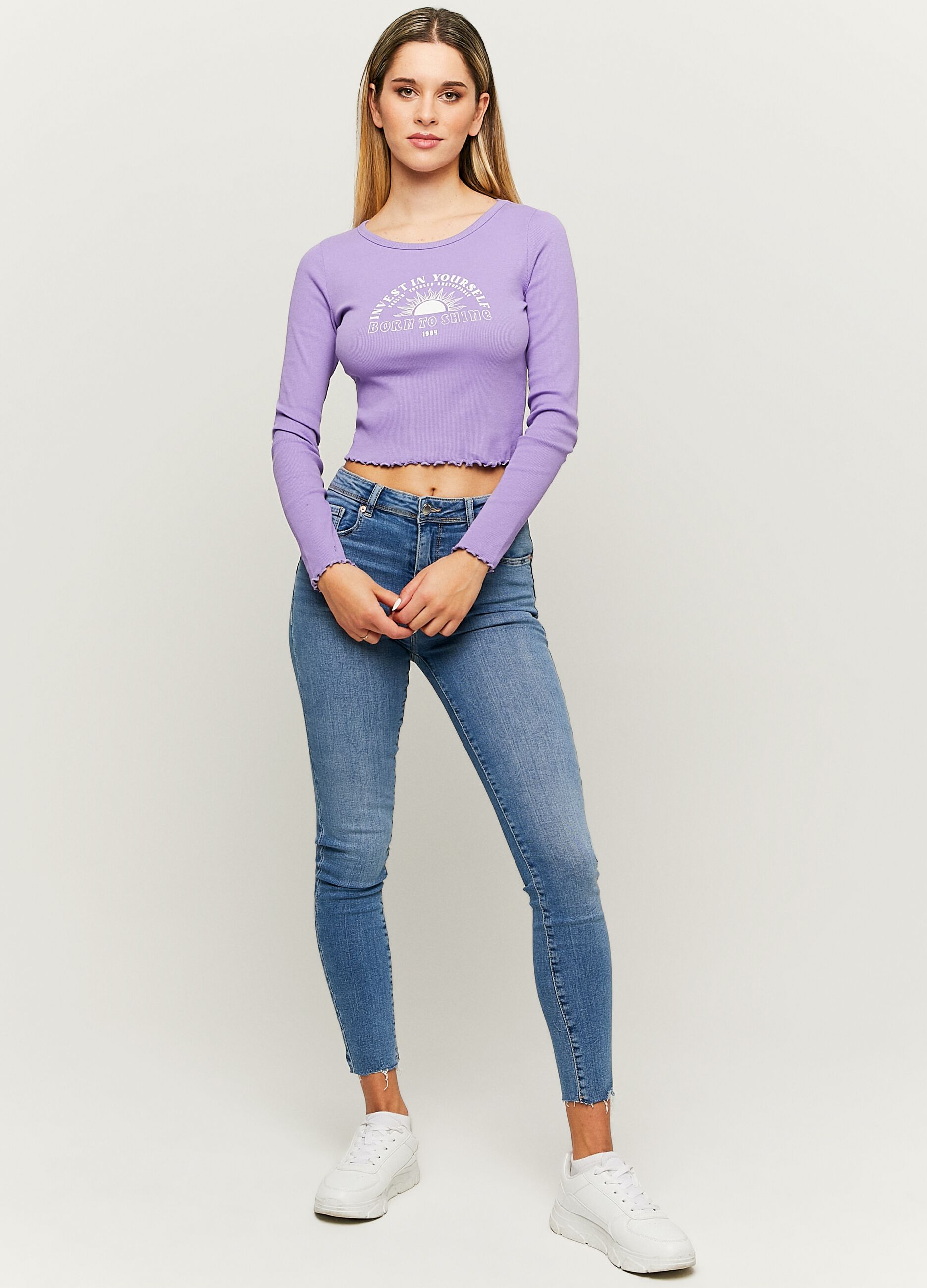 T-shirt crop a costine con stampa_0