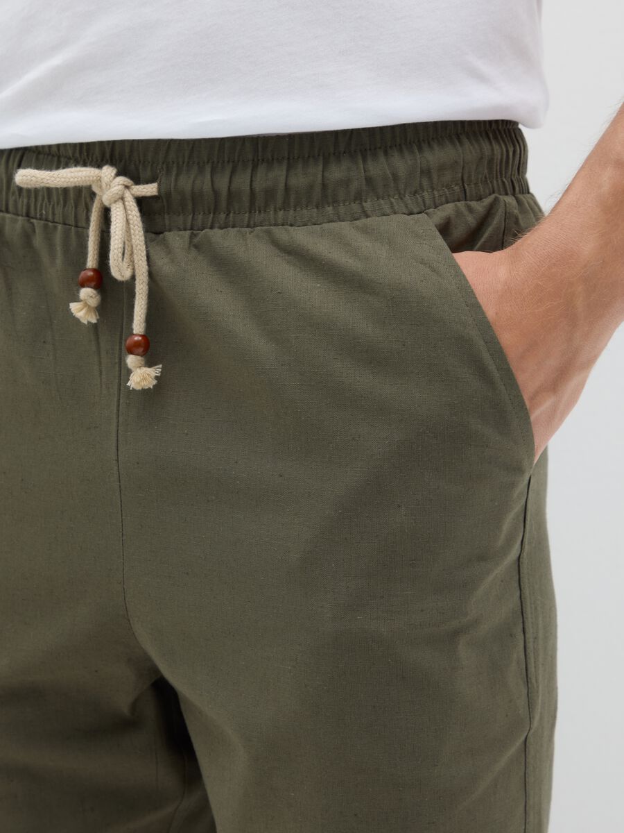 Men's green regular fit cotton blend trousers_2