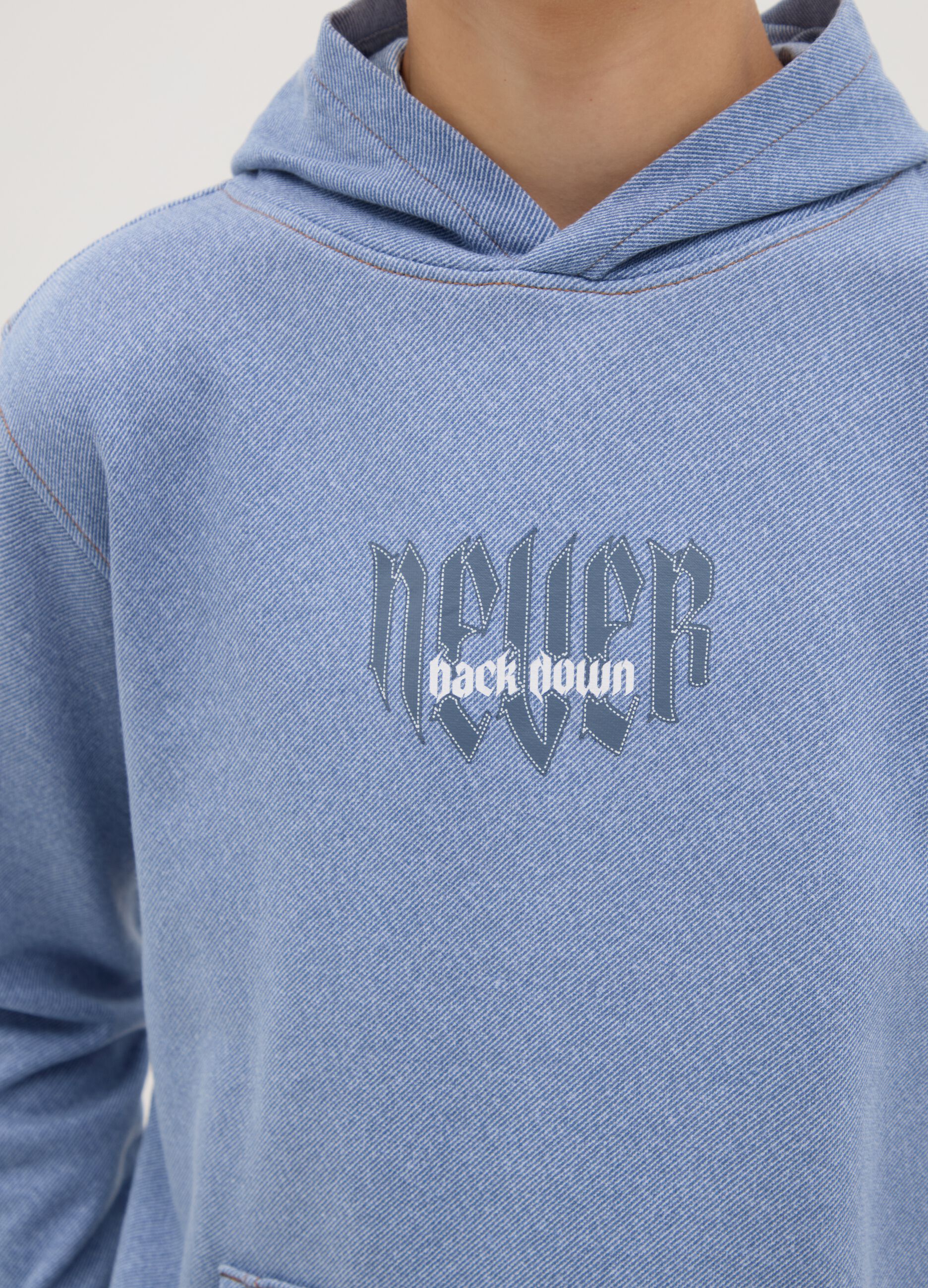 Felpa con cappuccio e stampa "Never Back Down"