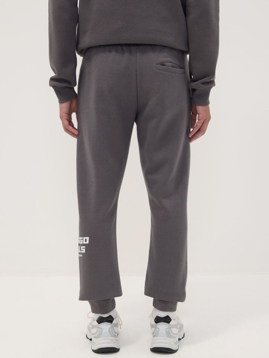 Pantaloni sportivi grigi in misto cotone con coulisse e stampa Chicago Bulls_2