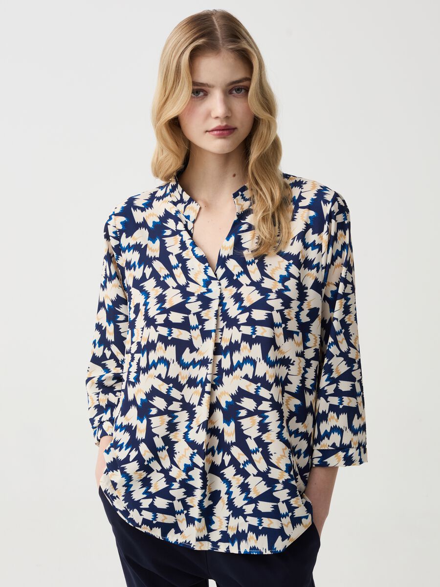 Printed blouse with V-neck_0