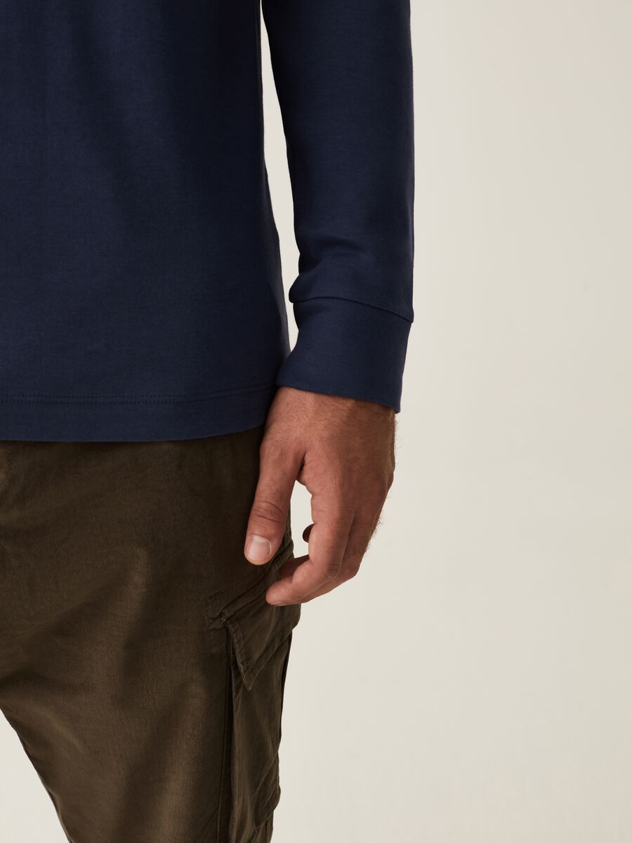 Long-sleeved T-shirt with round neck_3