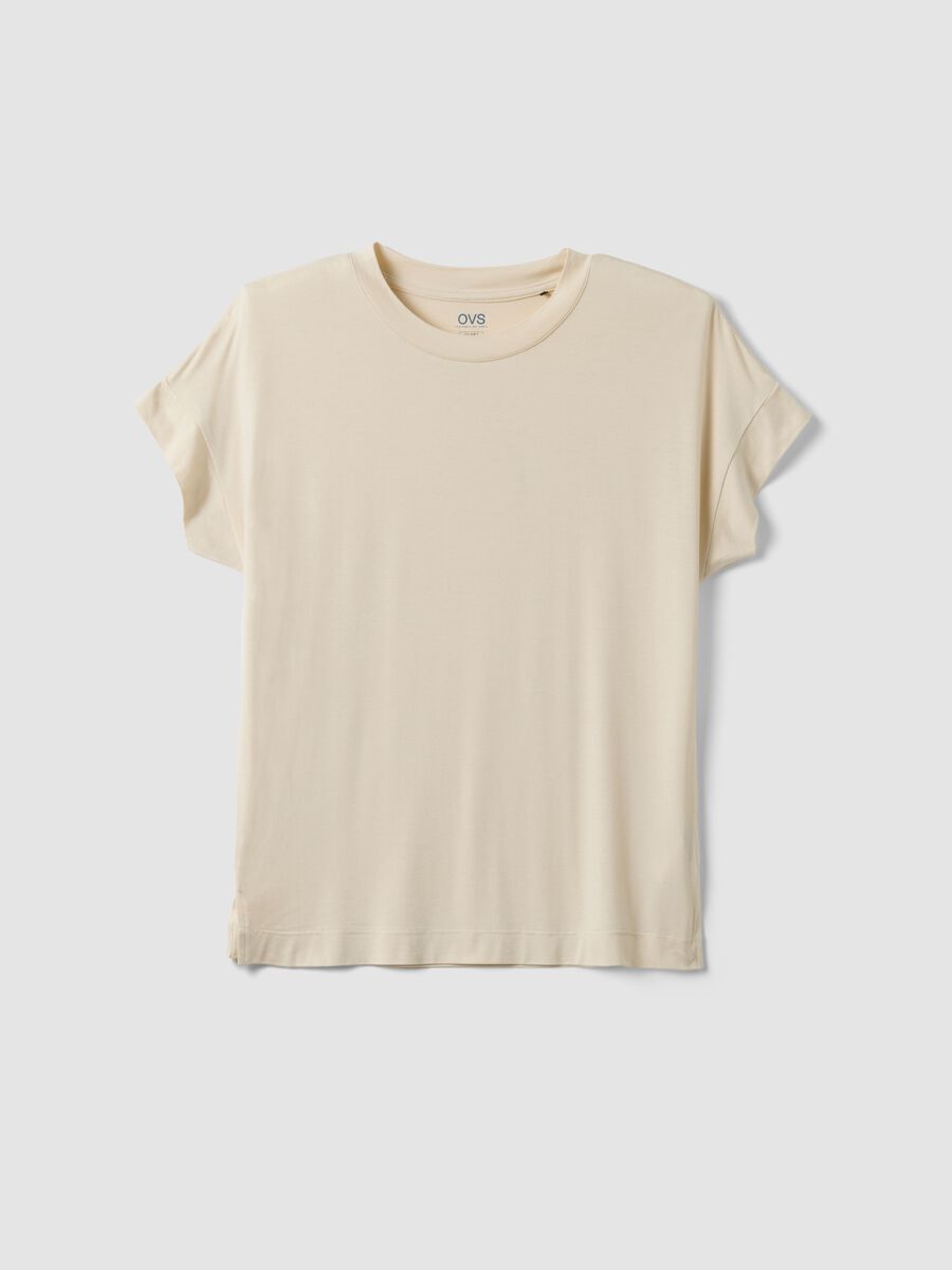 T-shirt beige a maniche corte in viscosa elasticizzato_0