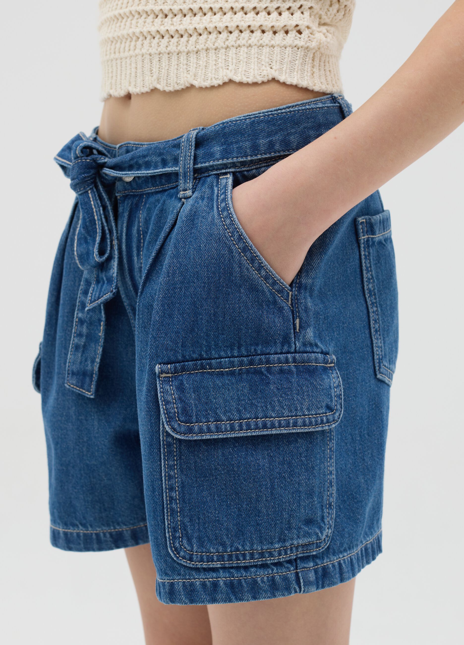 Blue cargo shorts in denim with pockets