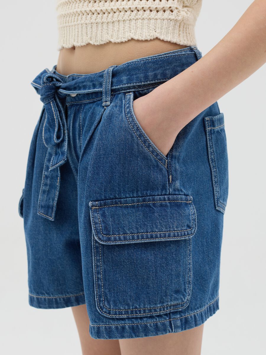 Blue cargo shorts in denim with pockets_2