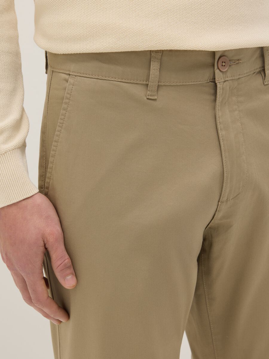 Beige stretch cotton chino trousers with a regular fit_3