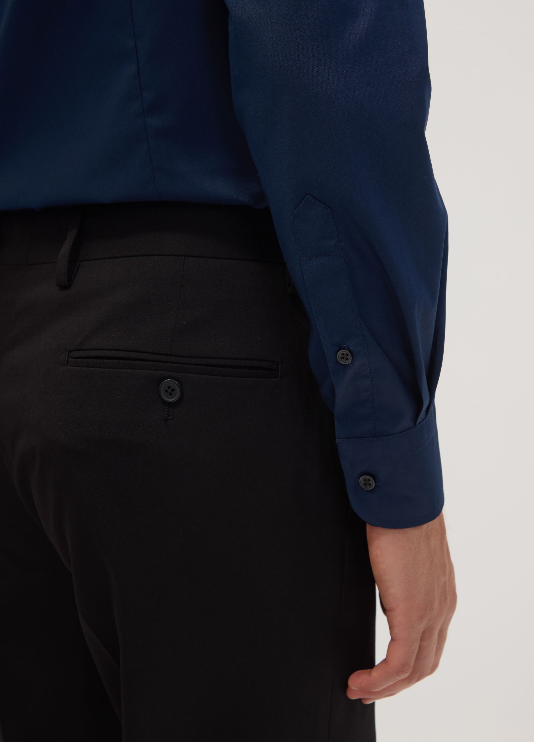 Blue slim-fit shirt with button-down collar, easy iron