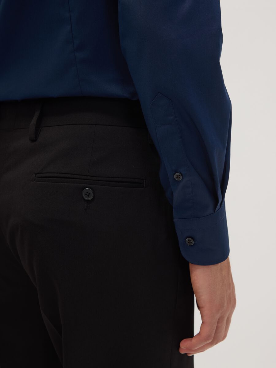 Camicia blu slim fit con collo button down easy iron_3