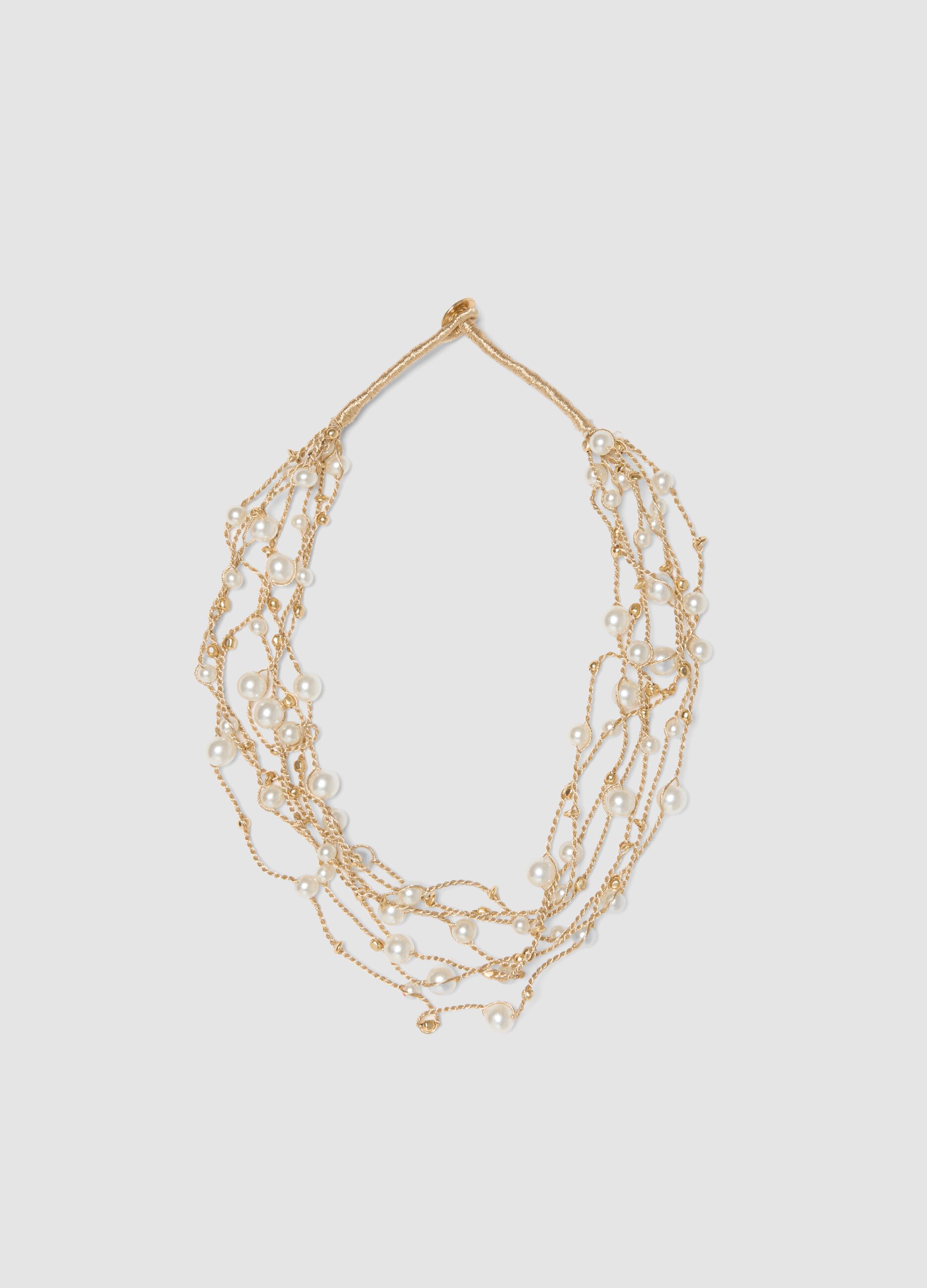 Collana beige con perle e fili intrecciati