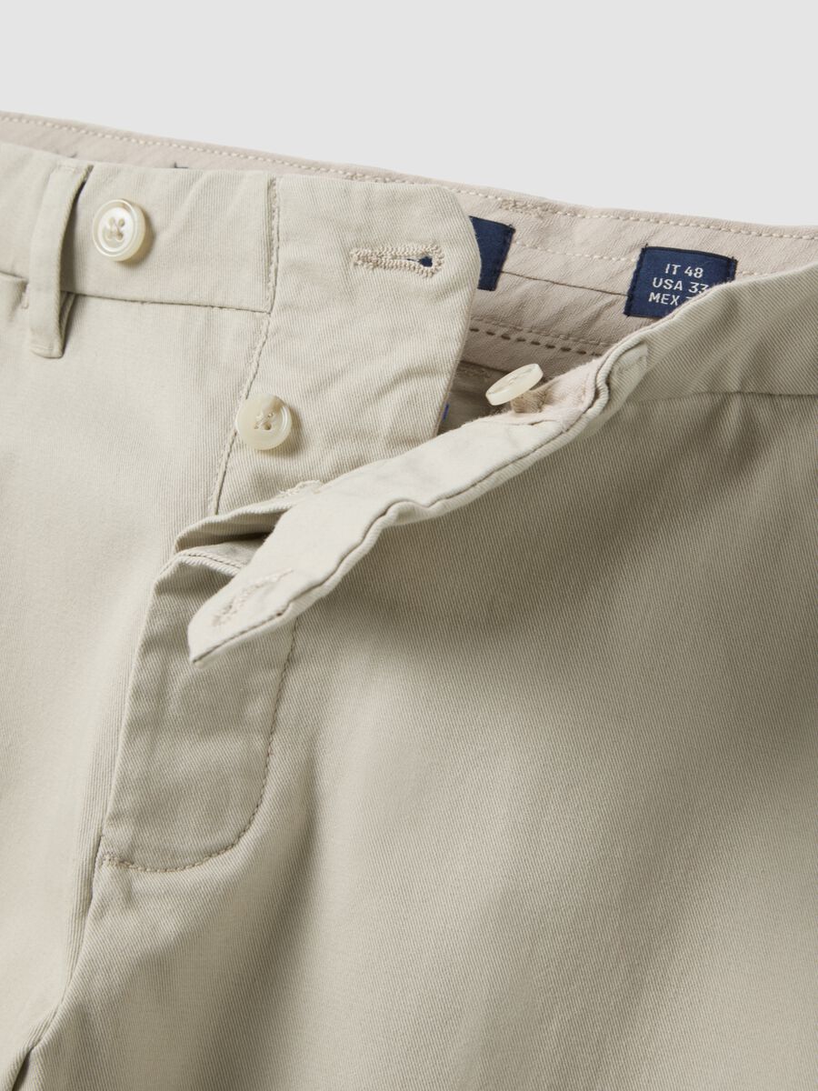Pantaloni chino beige in puro cotone regular fit_1