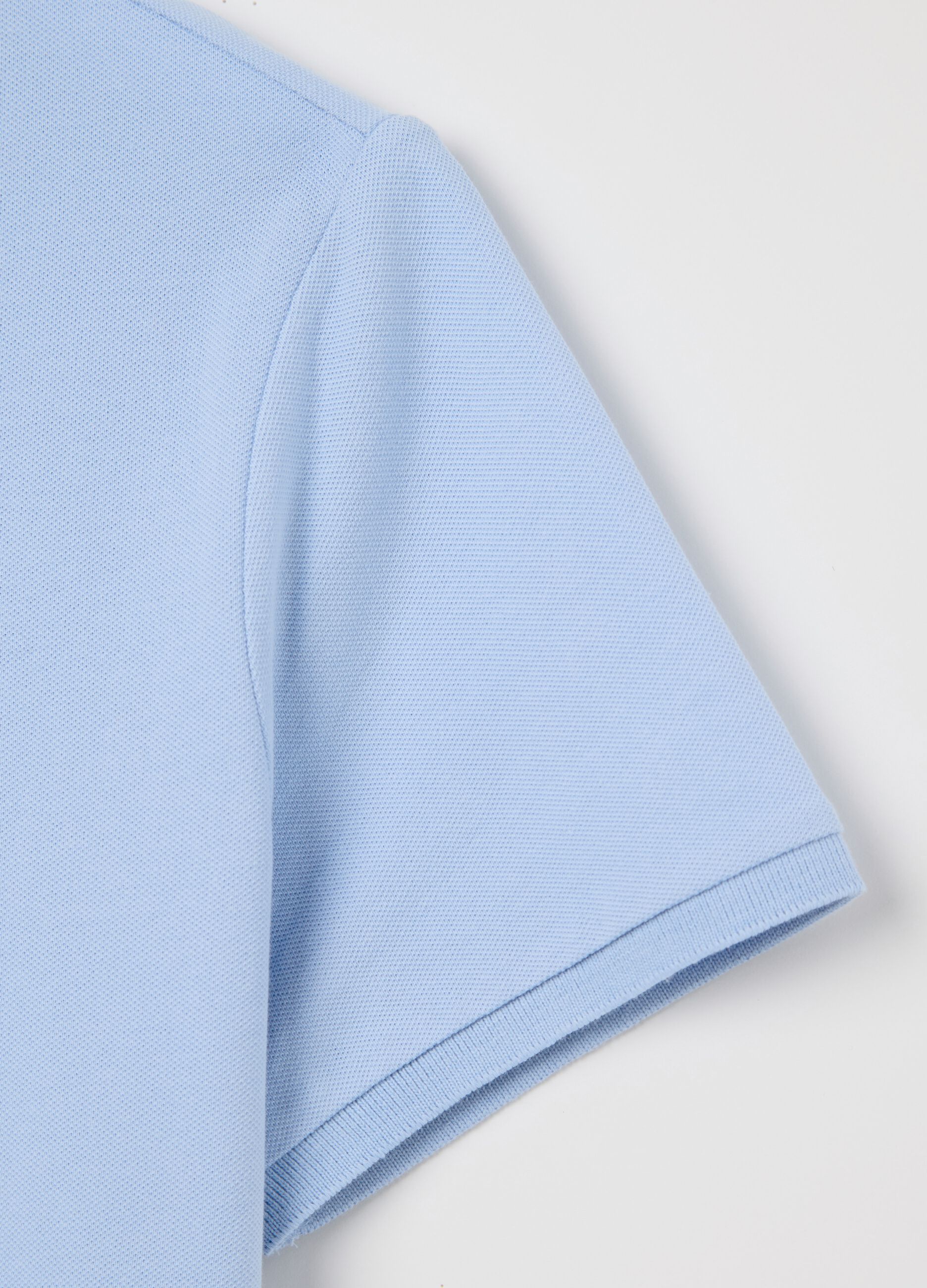 Light blue short-sleeved polo shirt in piquet