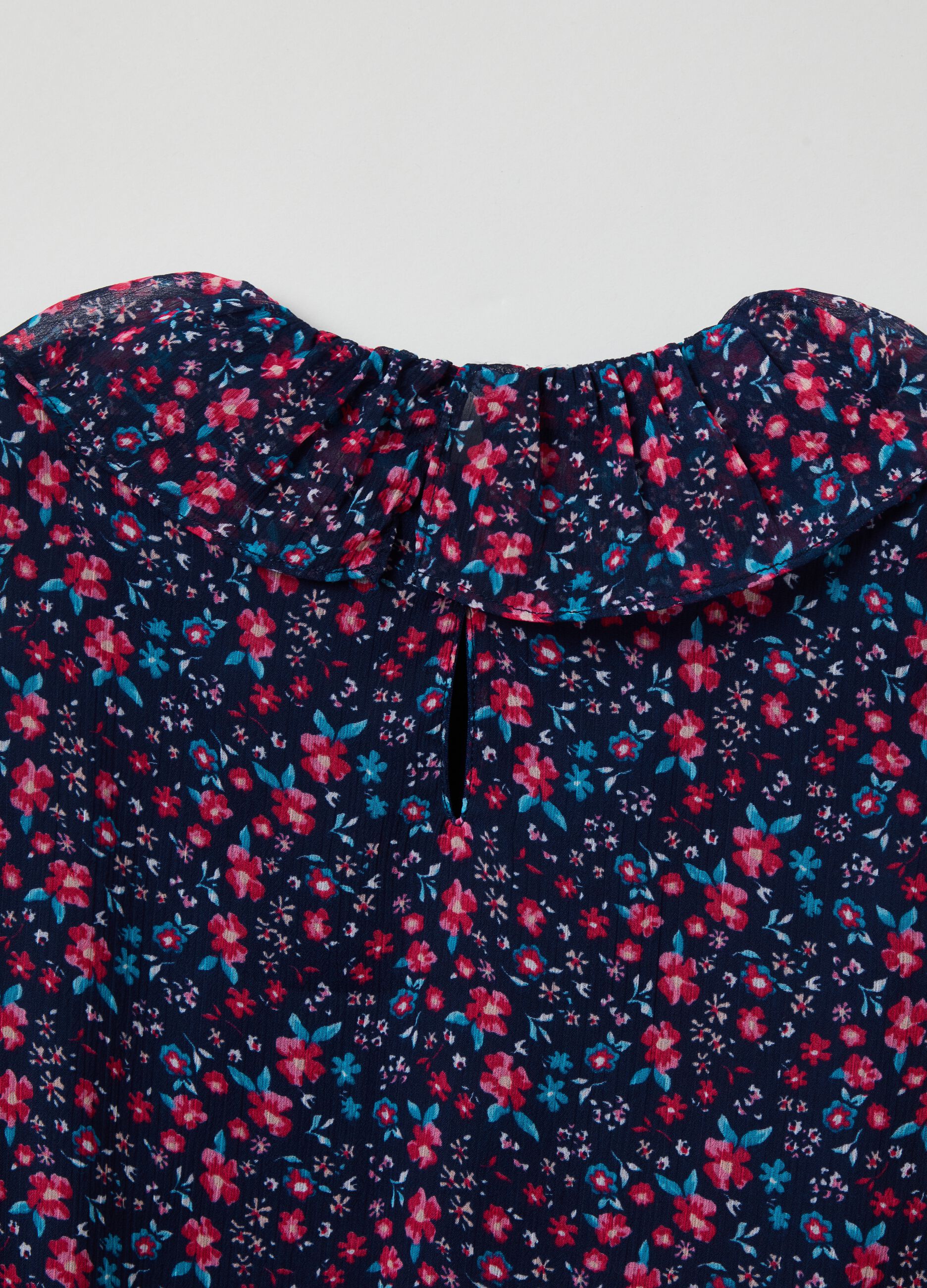 Blusa floreale con colletto a fiore