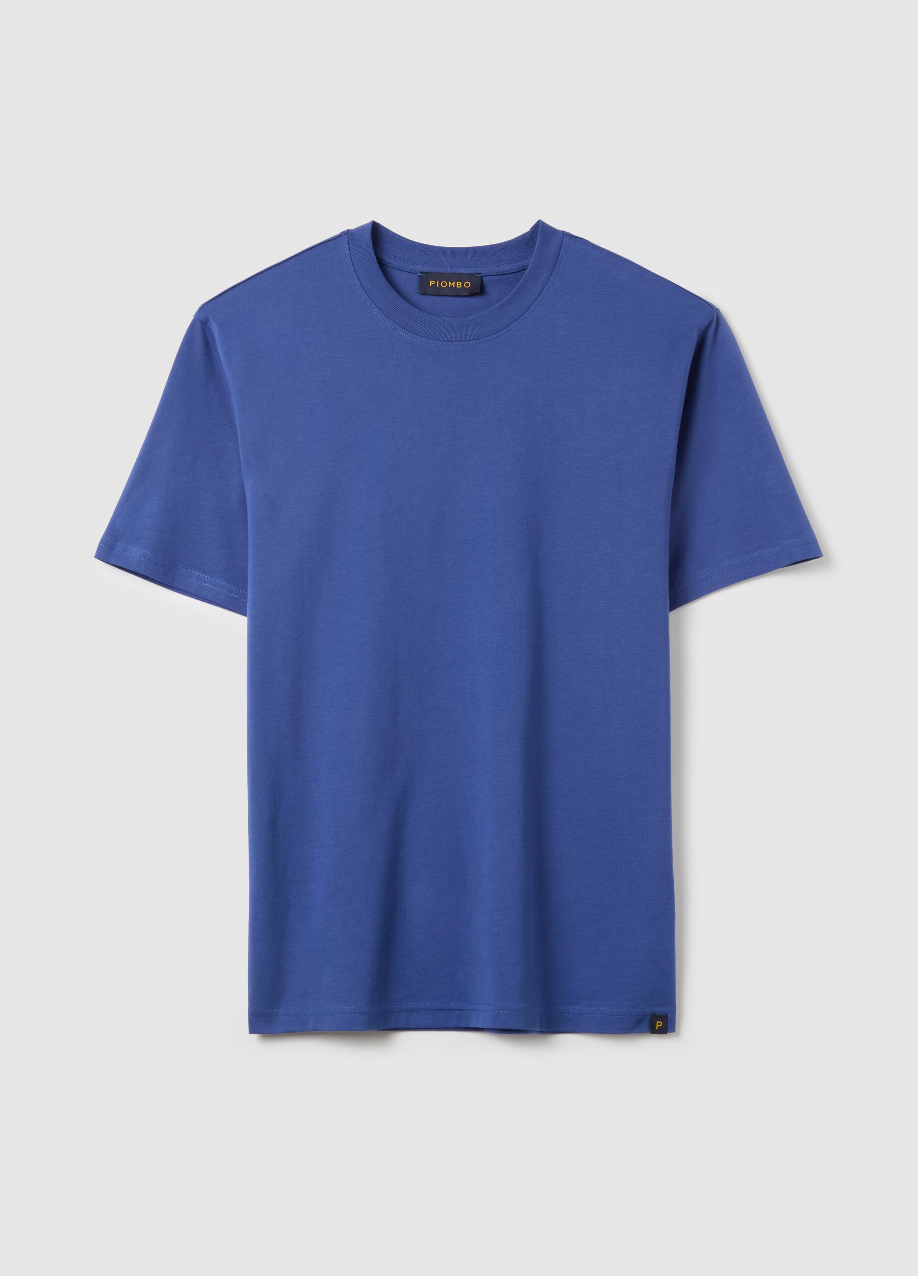 Plain cotton T-shirt with round neck.