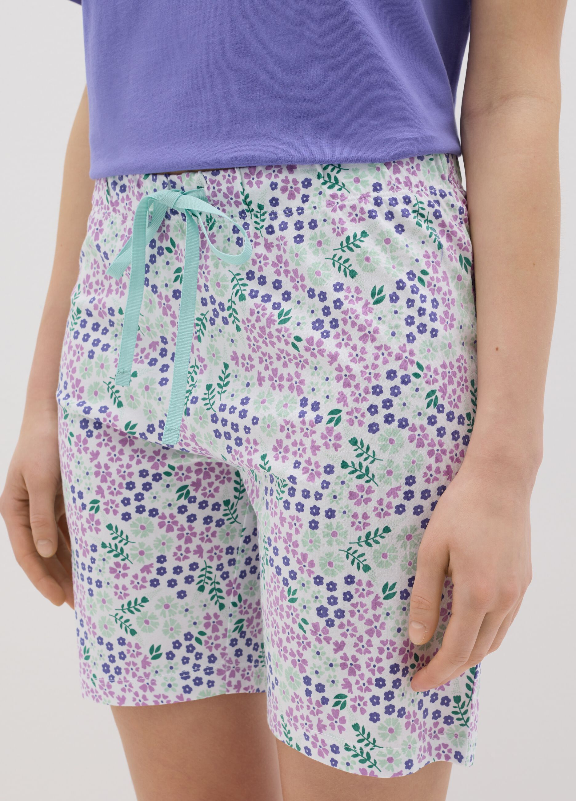 Short pyjama trousers in white cotton with small flowers print