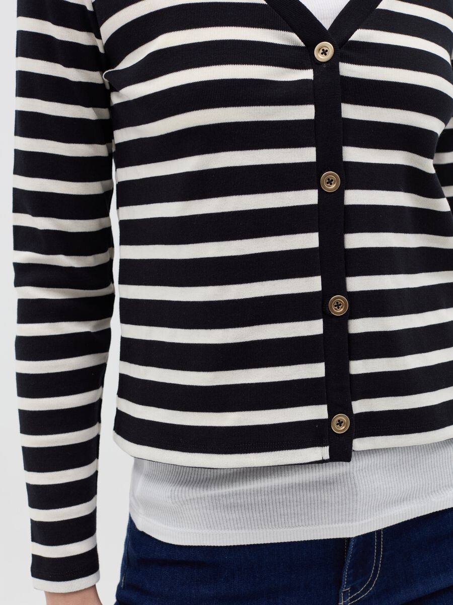 Striped cardigan with V neck_2