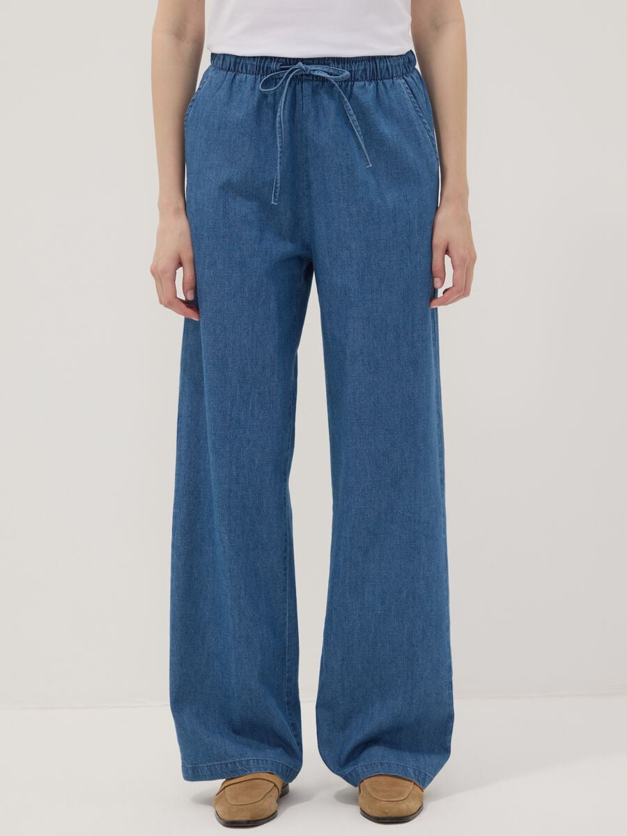 Pantaloni denim blu in puro cotone wide leg con coulisse_1