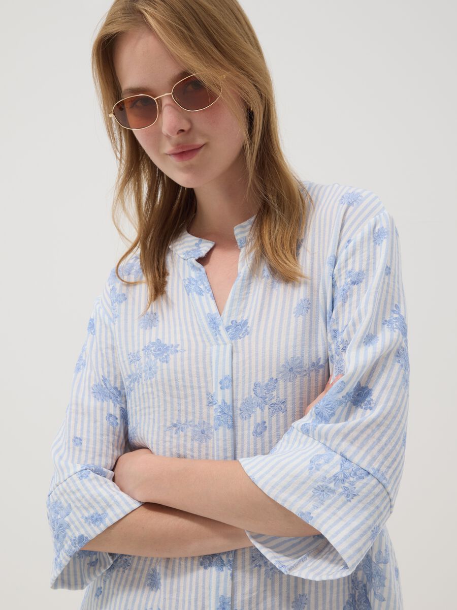 Blusa a righe bianca e azzurra in misto viscosa con fiori regular fit_0