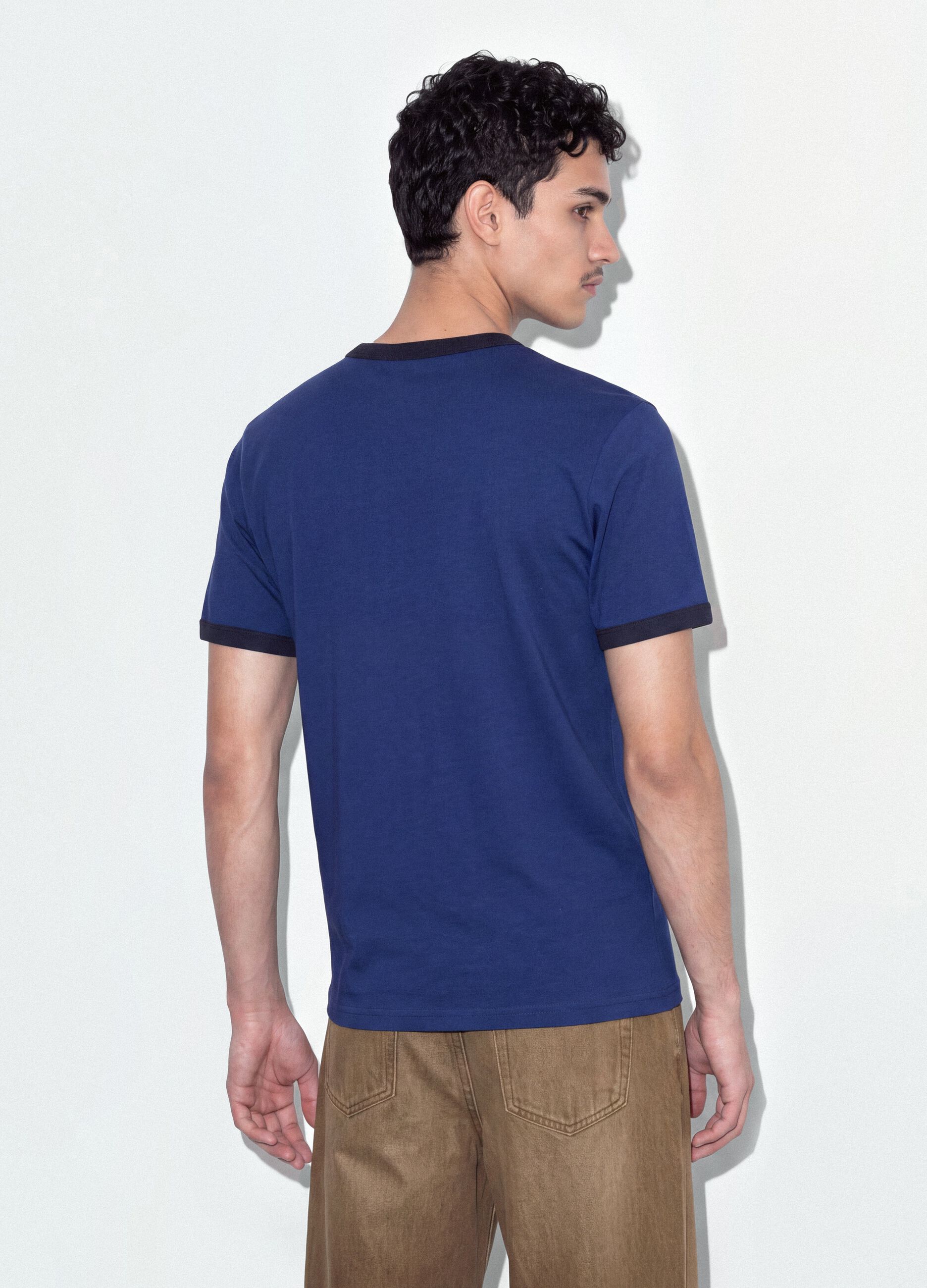 T-shirt fitted blu in puro cotone con profili a contrasto