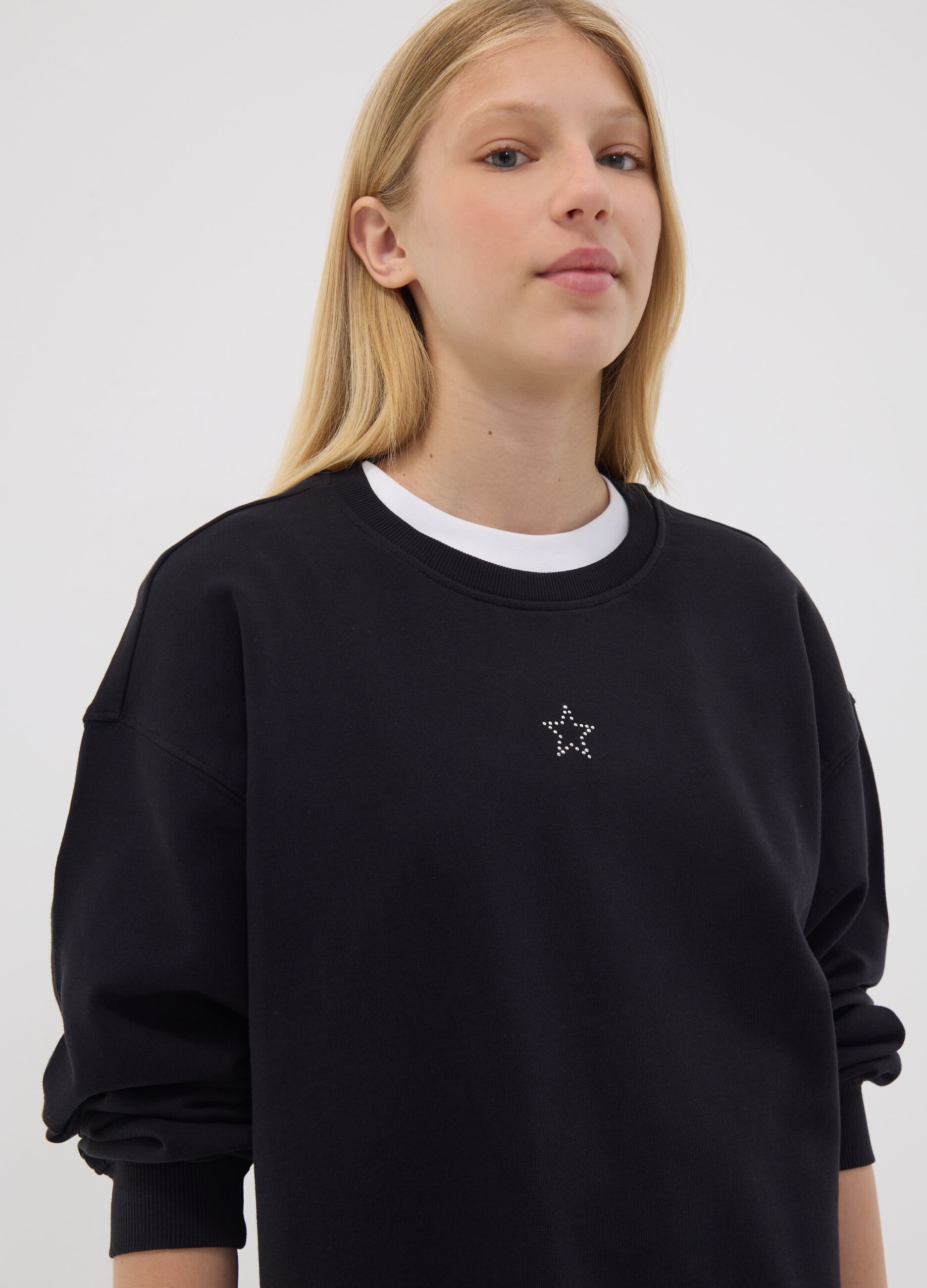 Black 100% cotton sweatshirt with star detail for girls, relaxed fit