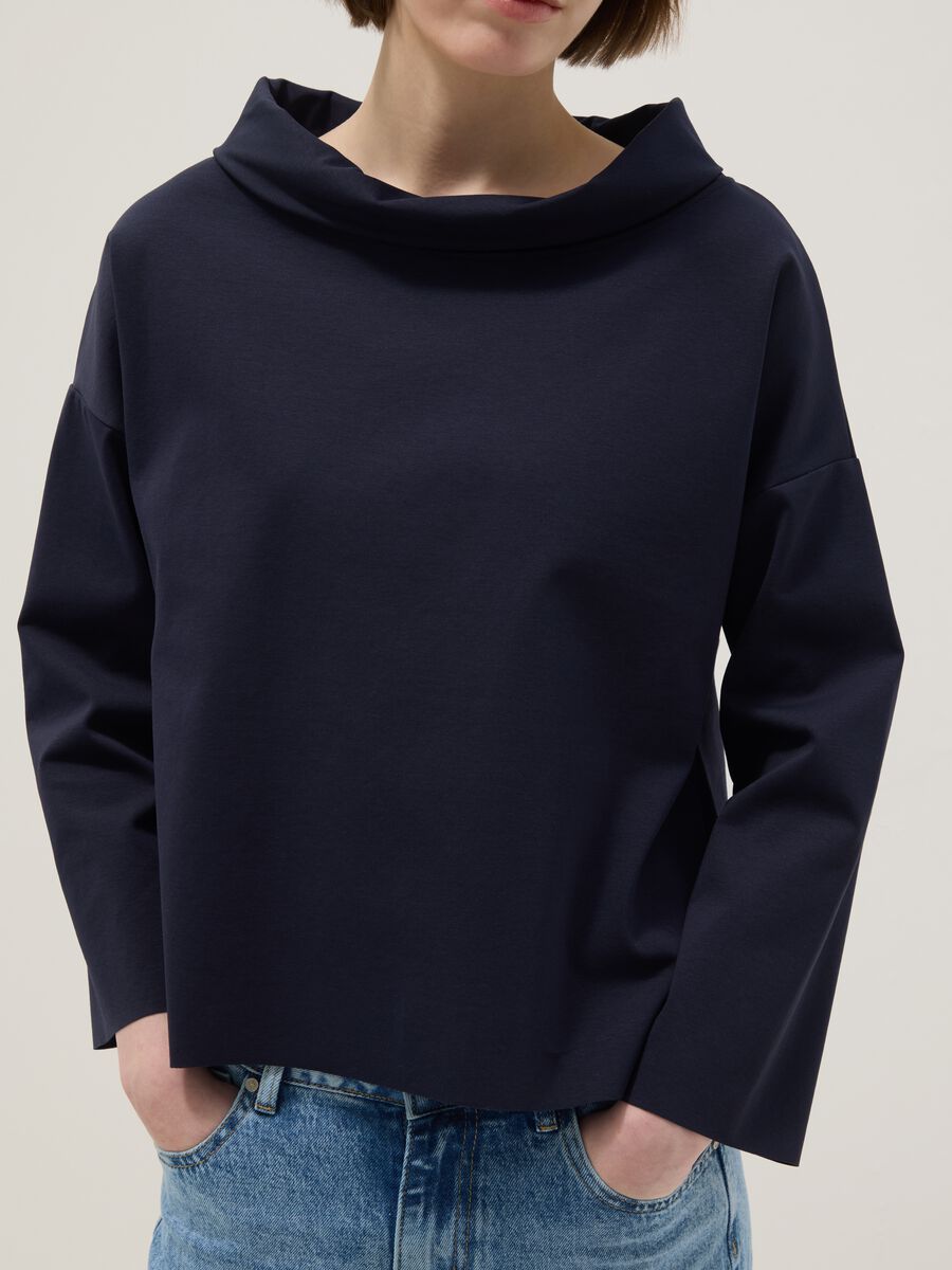Maglia in misto cotone elasticizzato blu regular fit con collo ampio_3