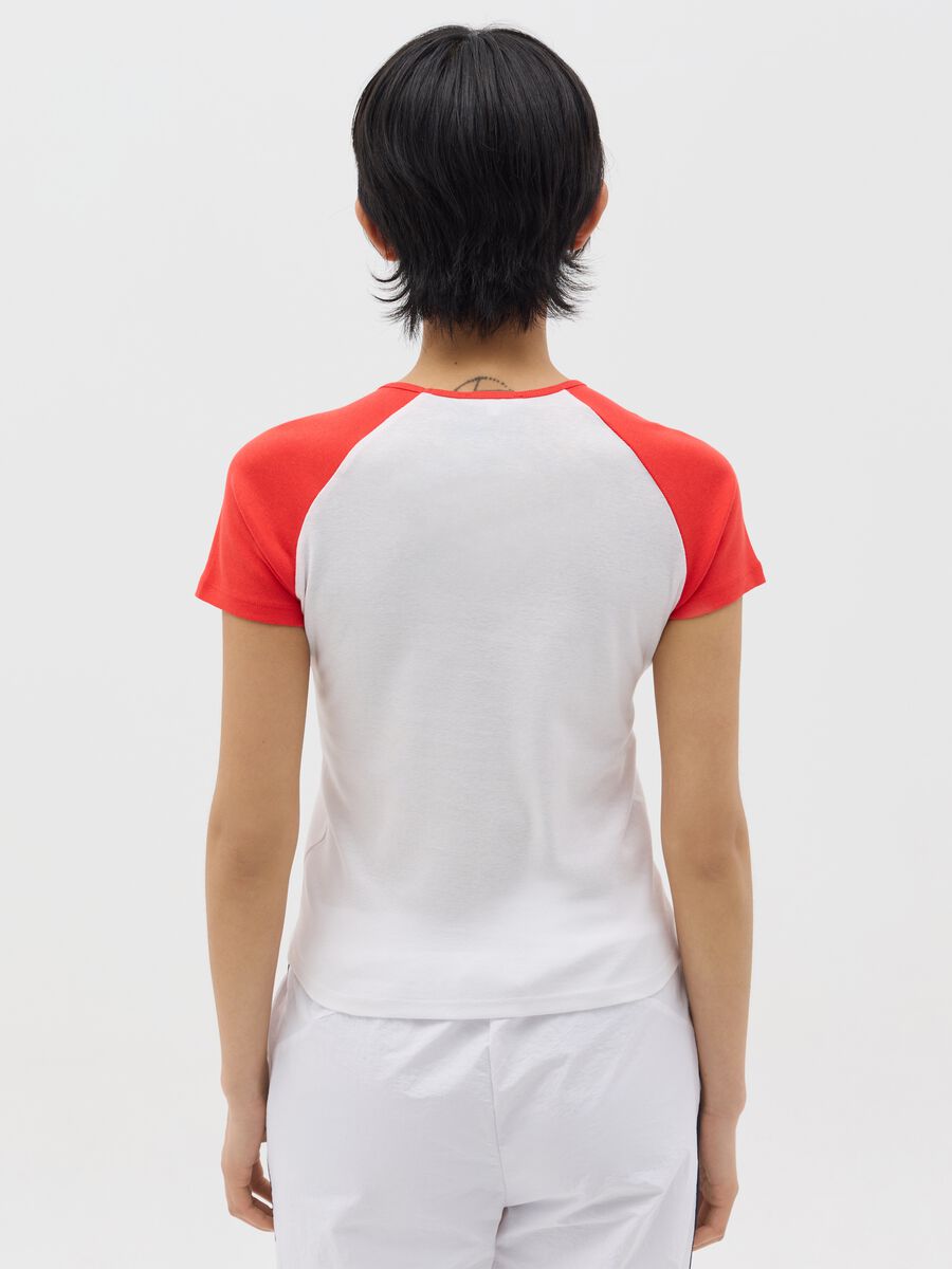 White T-shirt with red raglan sleeves_3