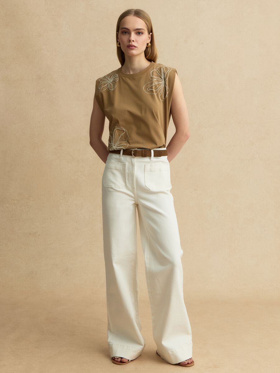 T-shirt senza maniche in misto cotone marrone regular fit con ricami_2