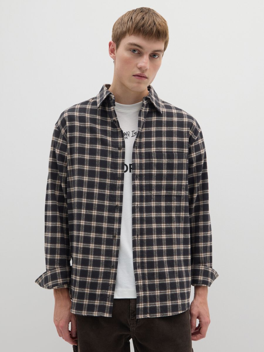 Camicia nera in flanella con motivo a quadri_0