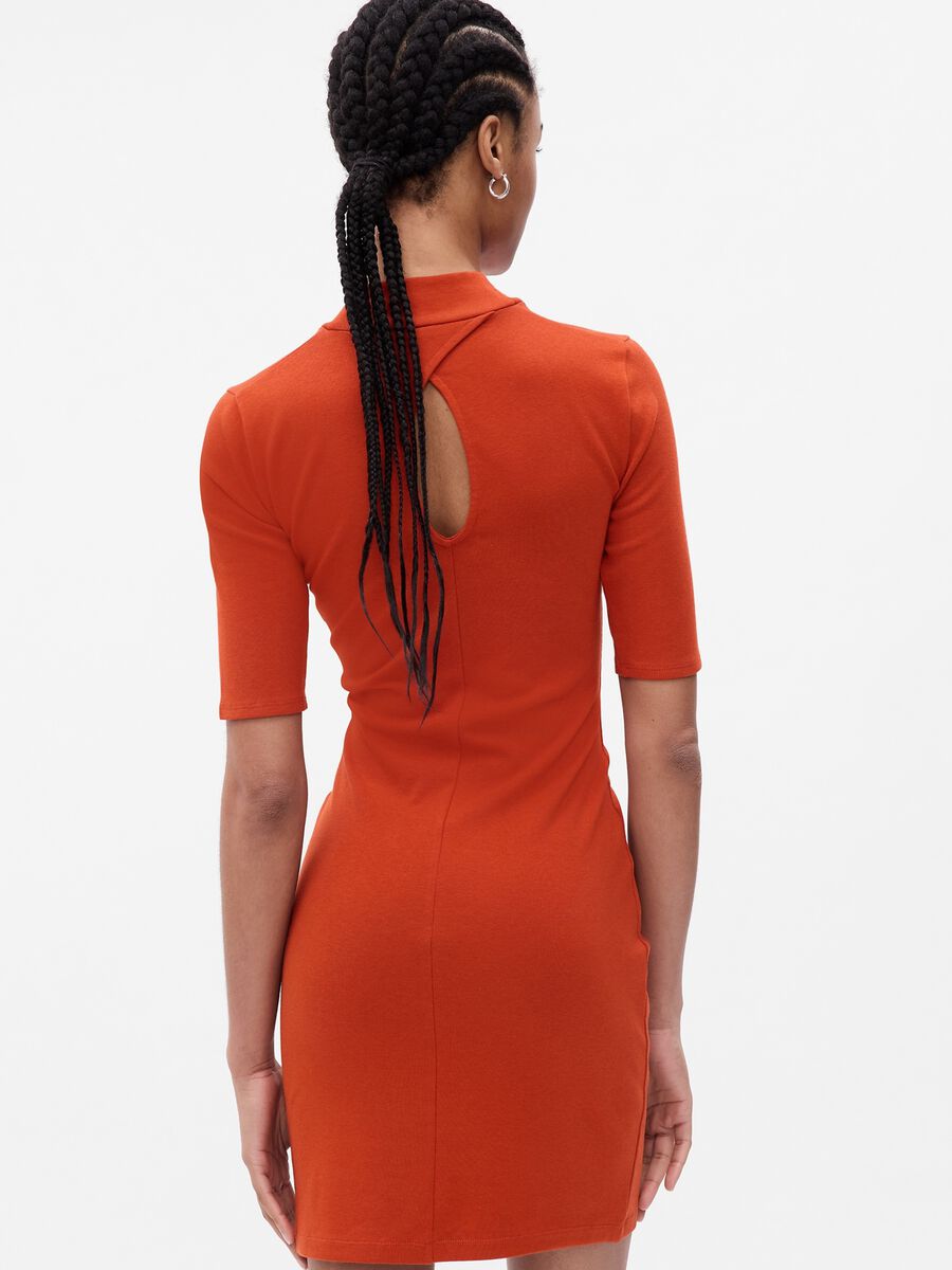 Abito corto mock neck con dettaglio cut out_1