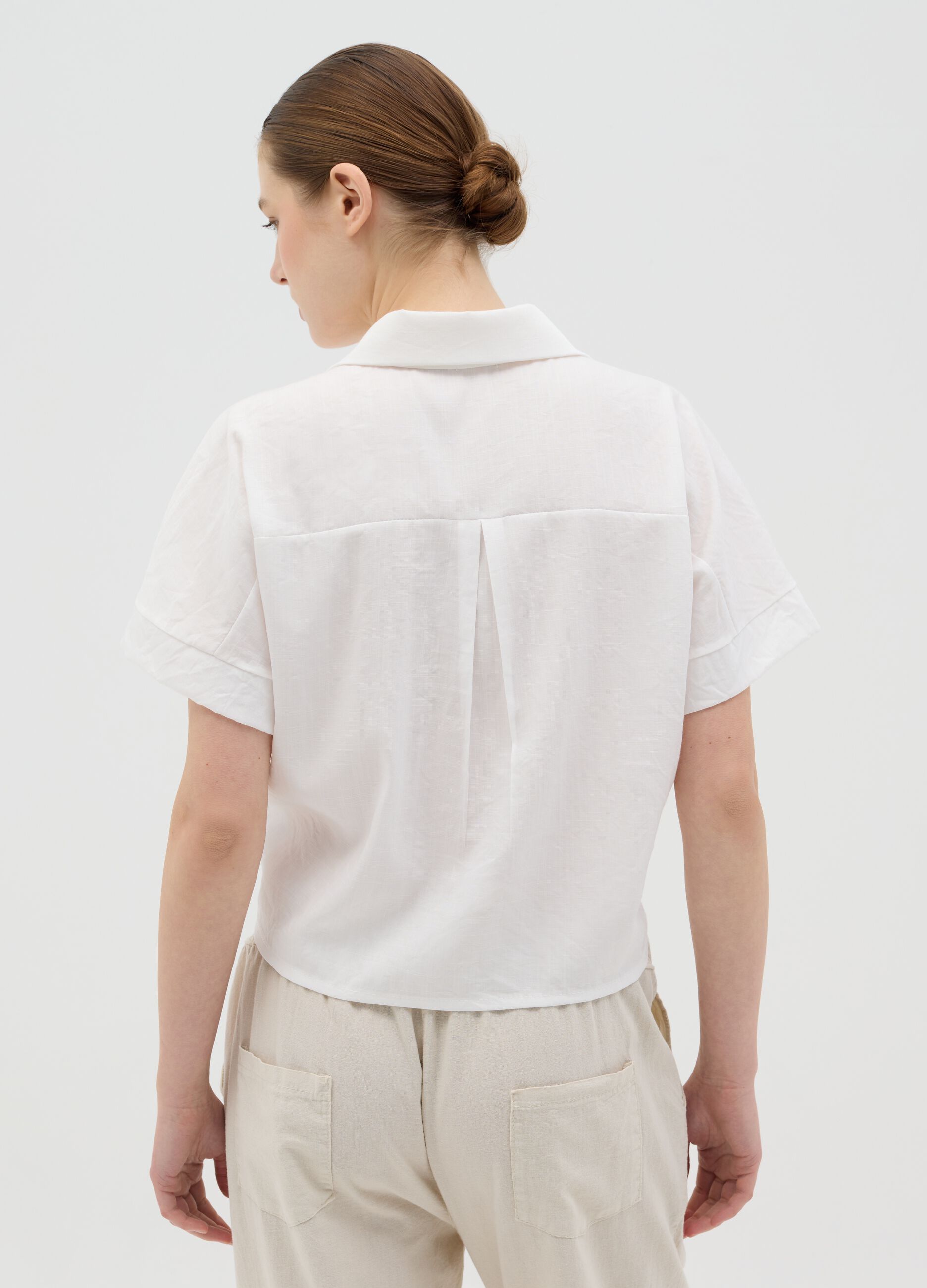 White shirt with knot and short sleeves