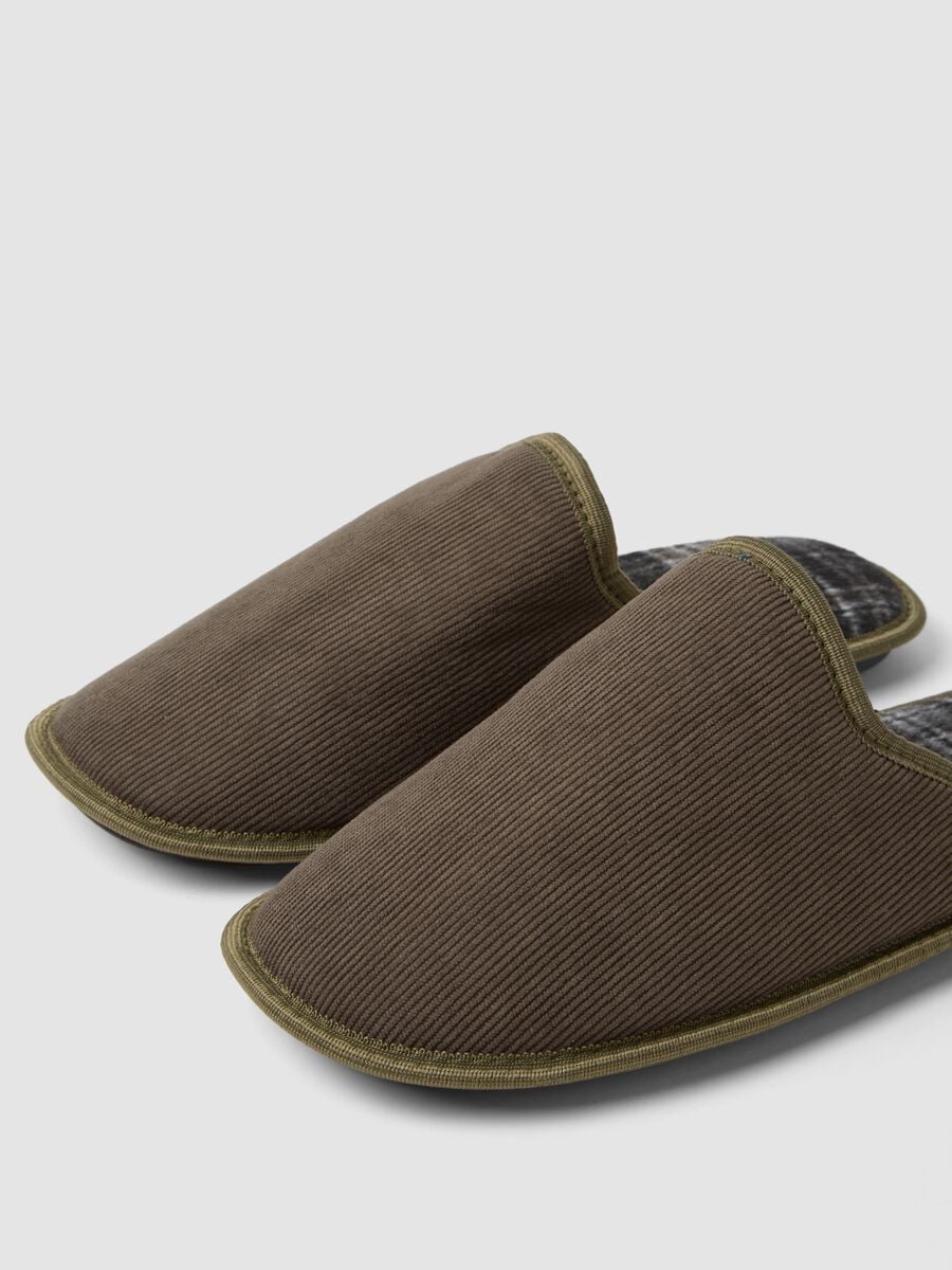 Brown slip-on house slippers with checked lining_1