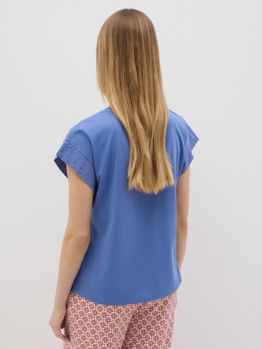 Blue pyjama top with short sleeves in broderie anglaise_2