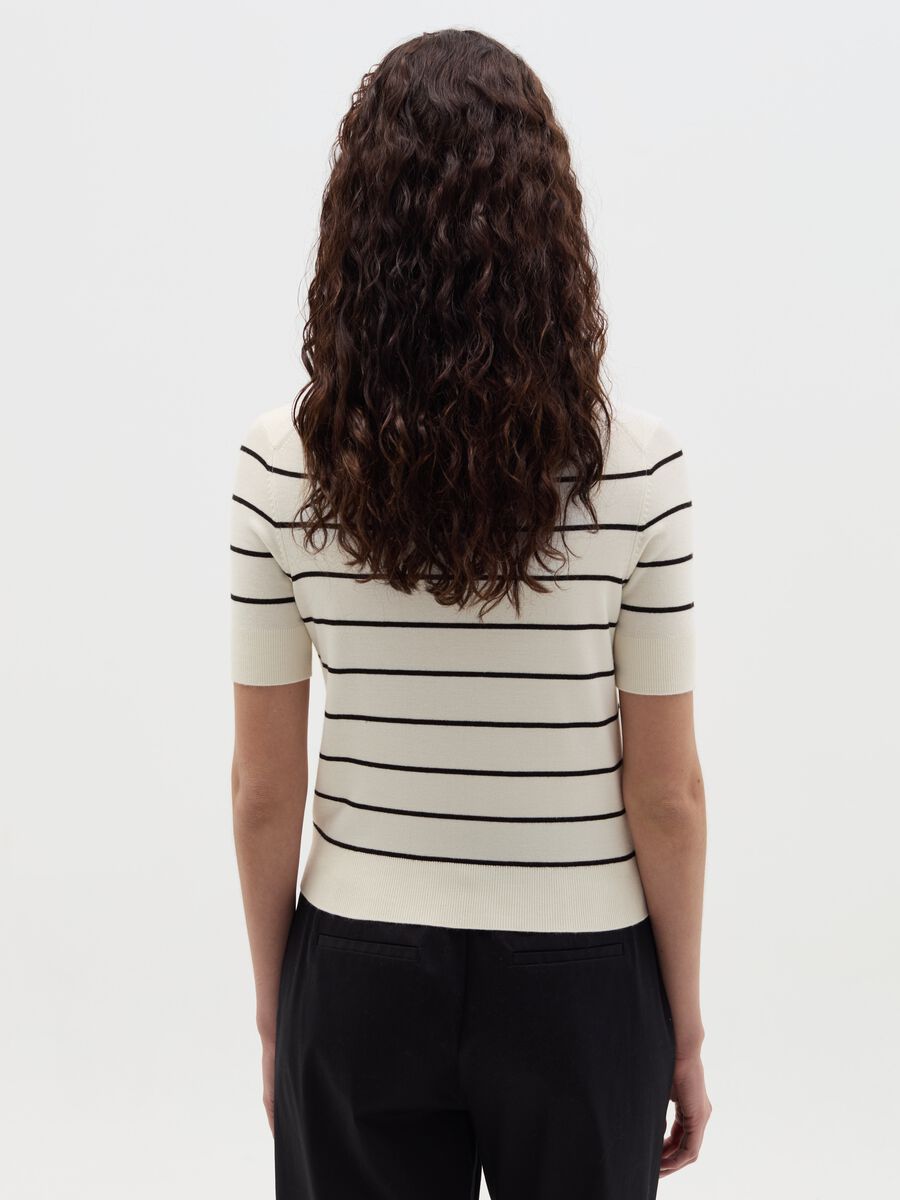 Short-sleeved top with striped design_3