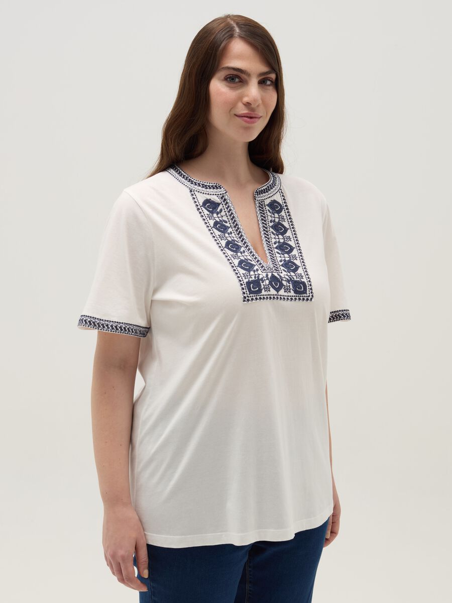 Curvy T-shirt with embroidery_0