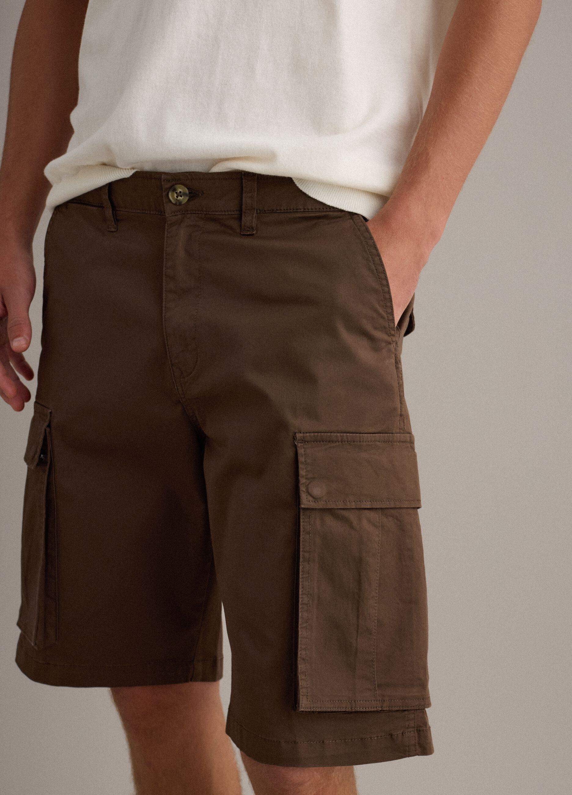 Brown stretch cotton cargo shorts, regular fit