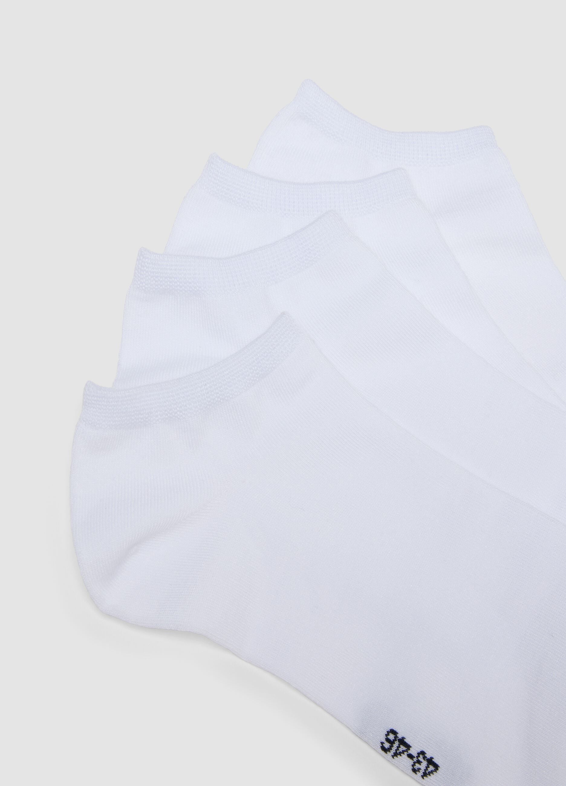3-pack of white sports ankle socks in stretch fabric