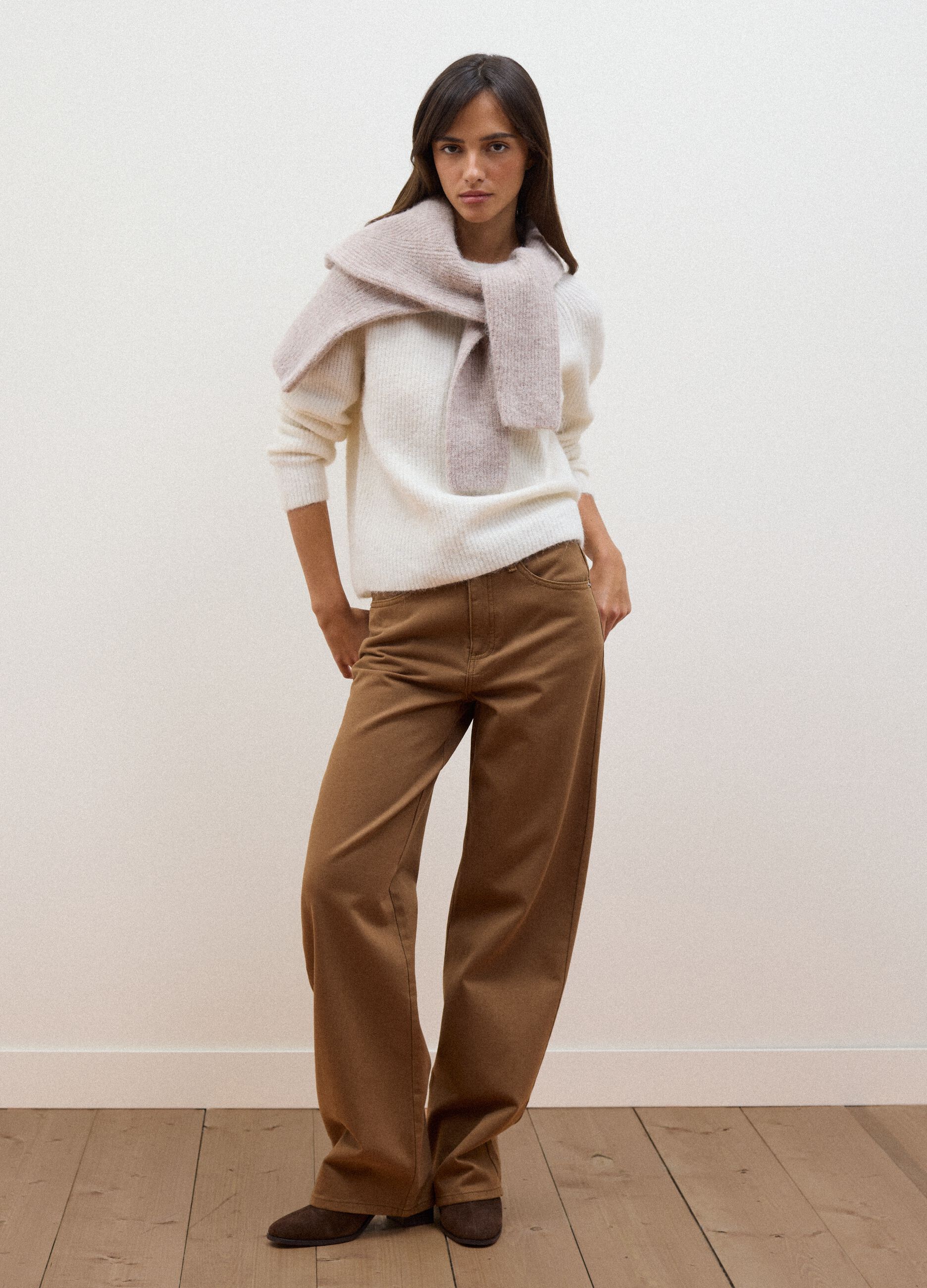 Maglia bianca in alpaca e lana elasticizzato girocollo