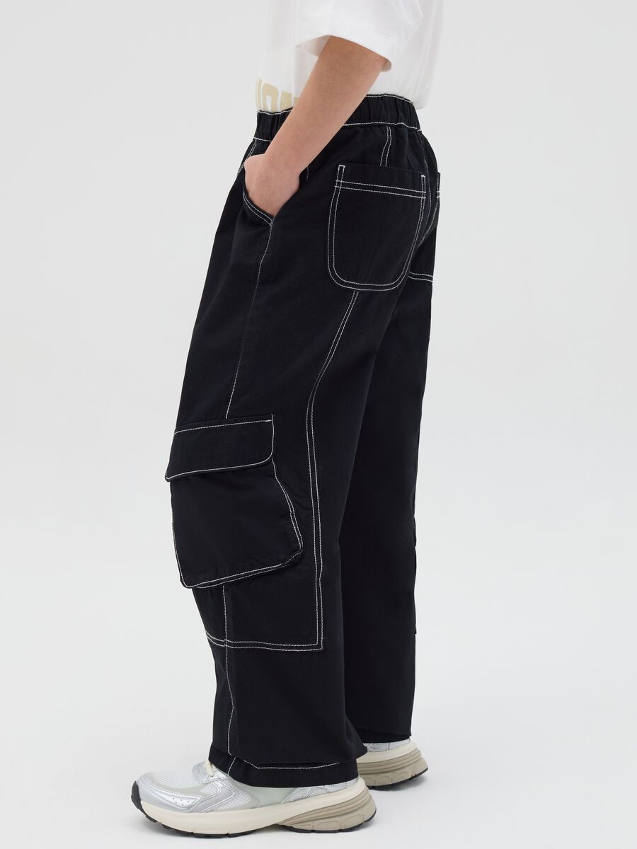 Pantaloni cargo con impunture a contrasto_2